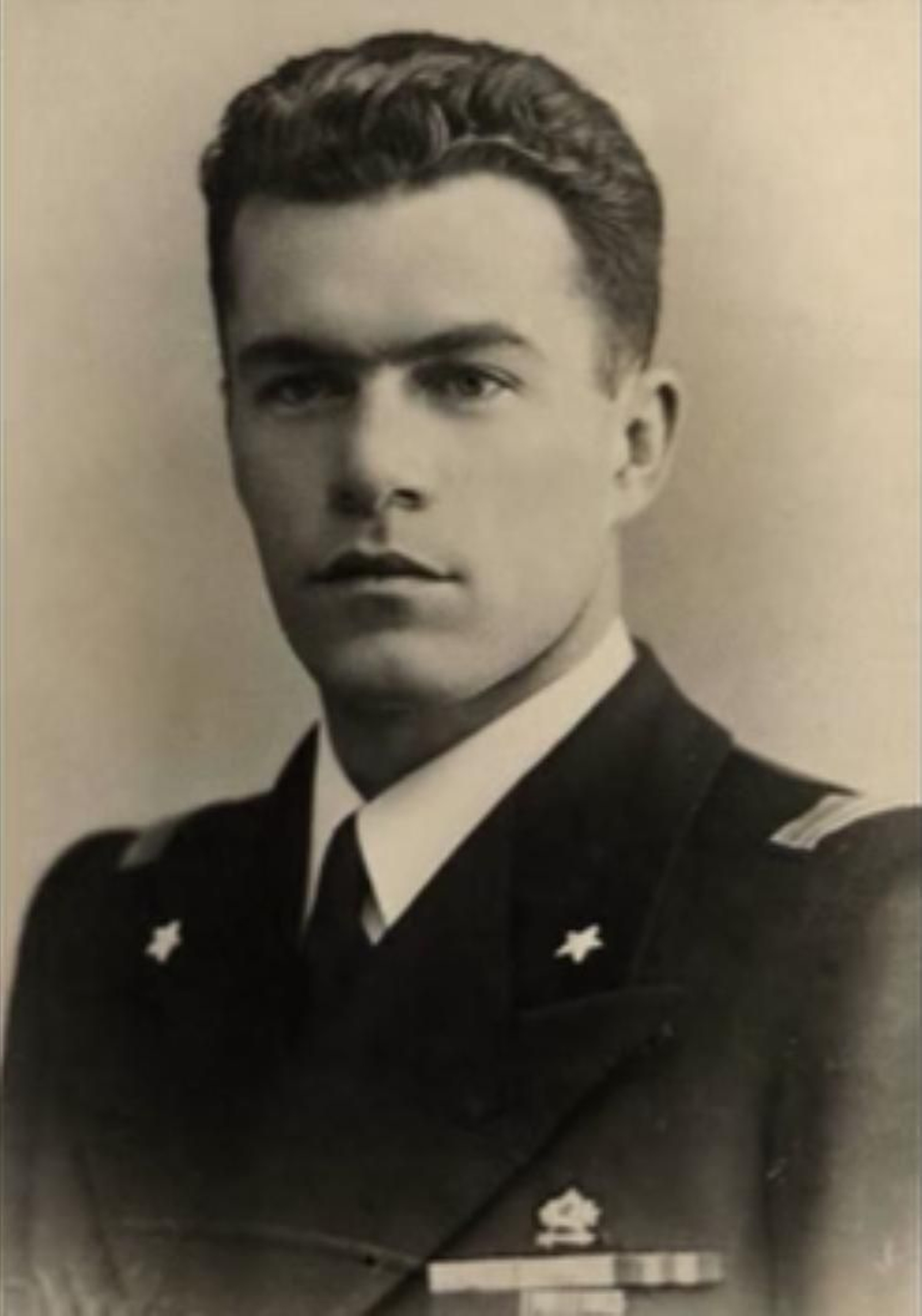 El teniente de navío Licio Visintini, primer jefe de la Escuadrilla de la Osa Mayor.