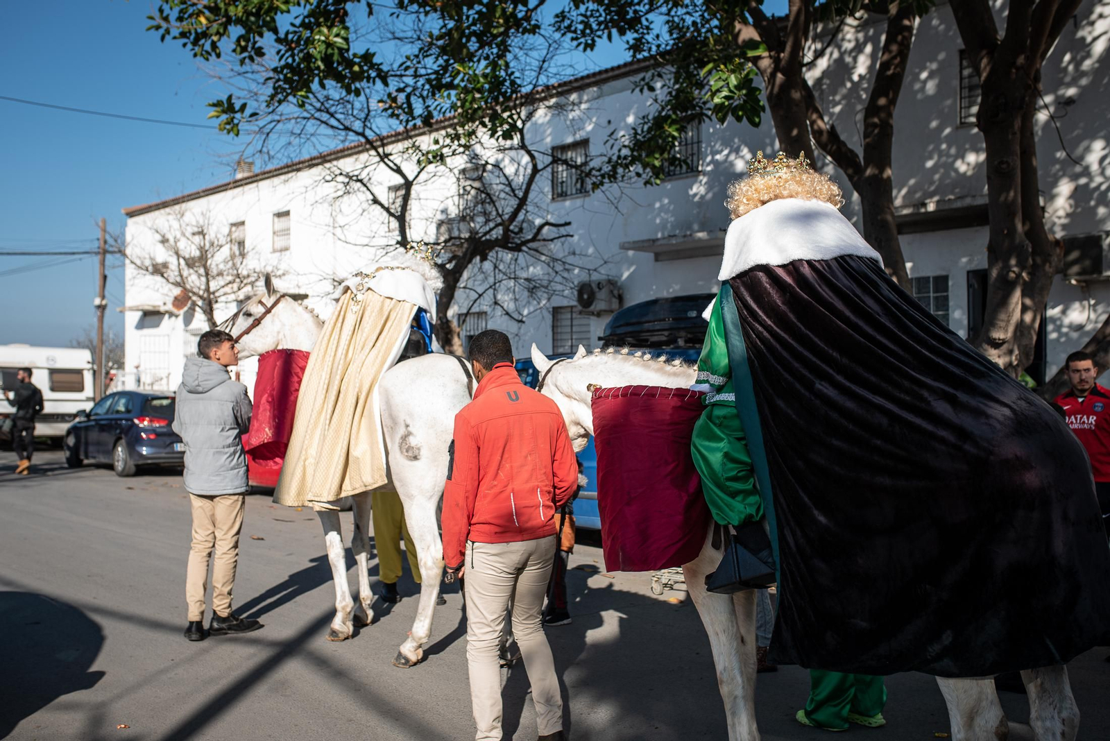 Los Reyes Magos traen la ilusión a los barrios de Huelva, en imágenes