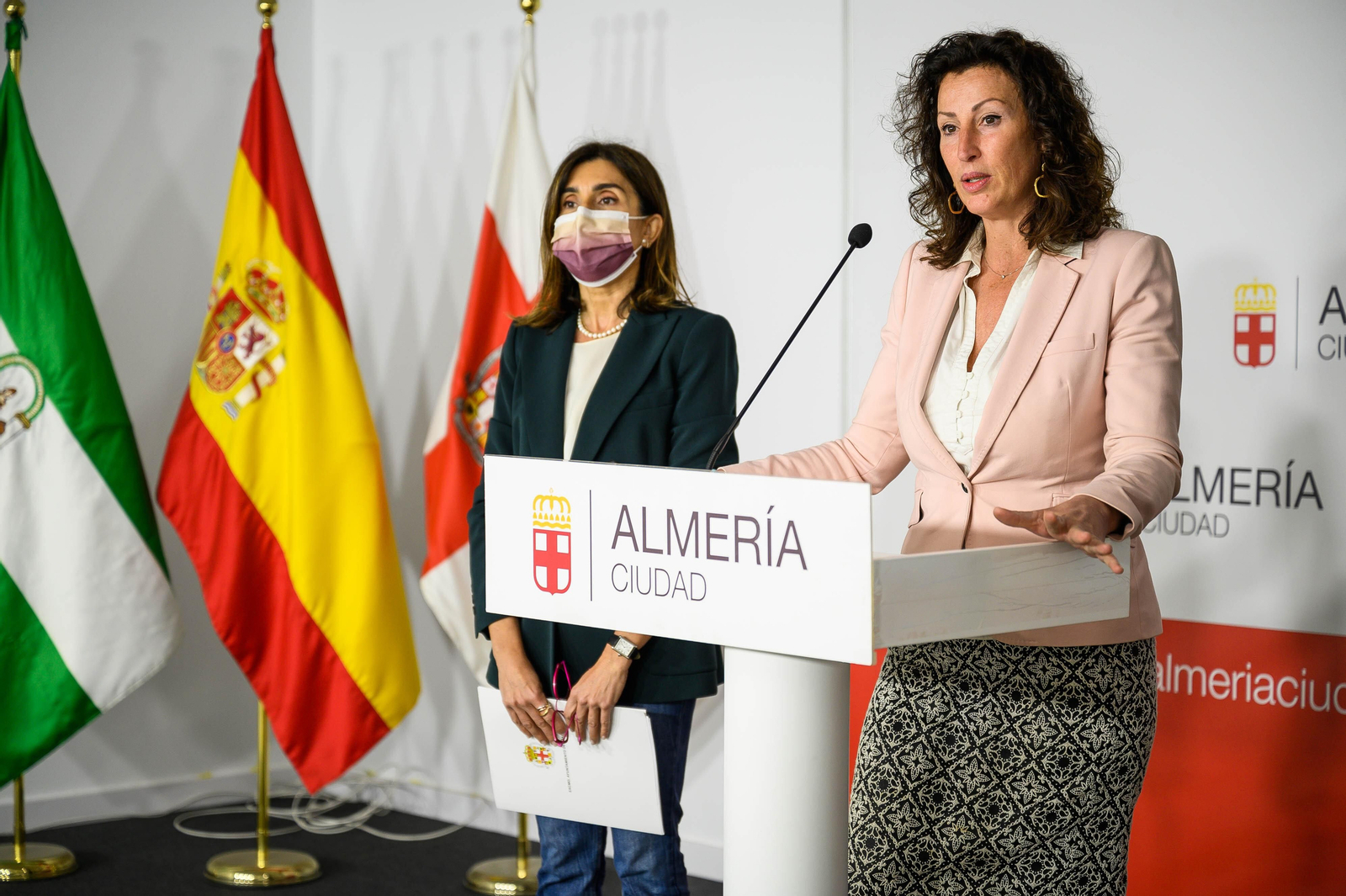 María Vázquez junto a la concejal de Servicios Municipales