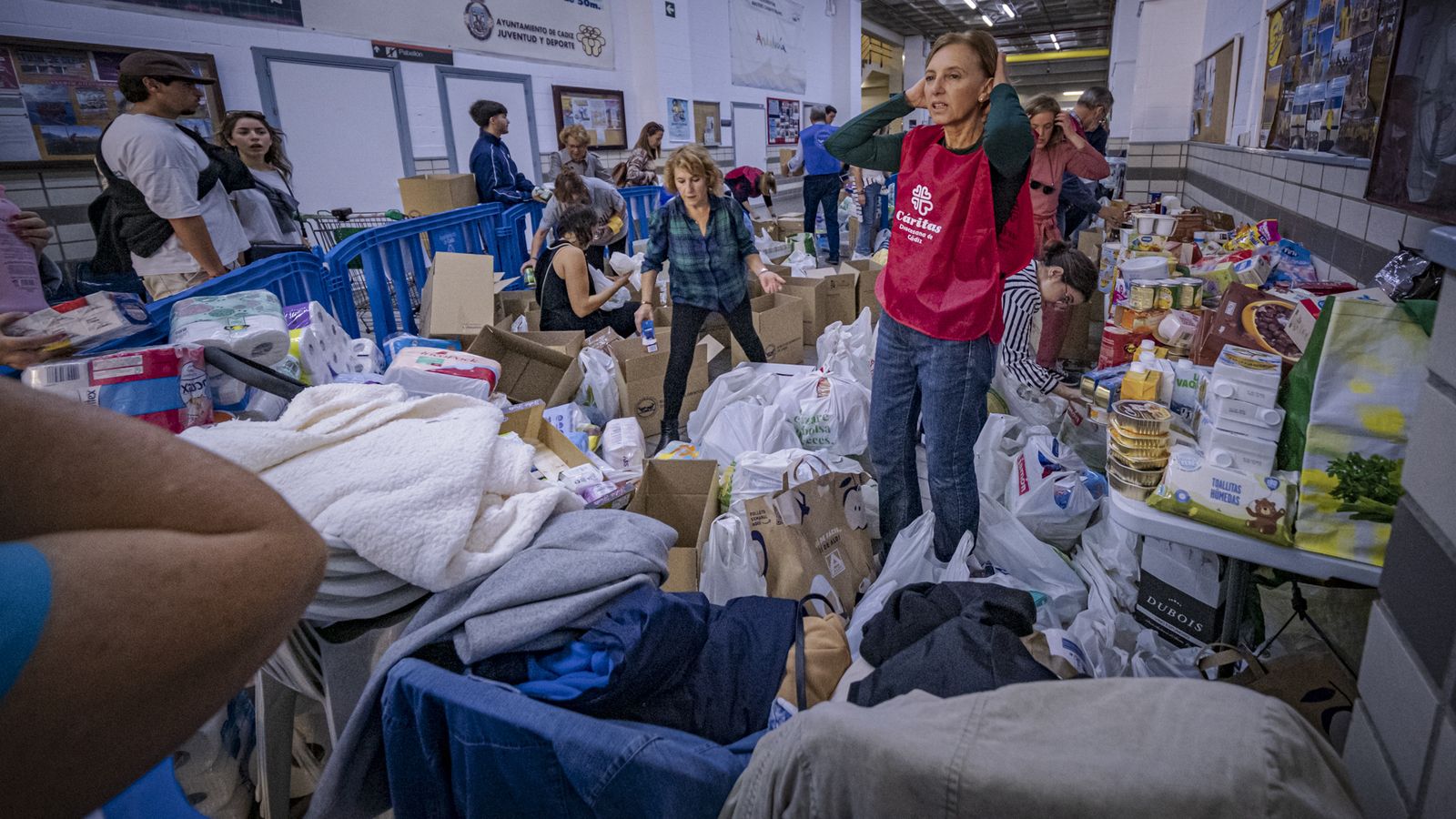 Una voluntaria de Cáritas, en la recogida de alimentos de hace unos días en Cádiz.