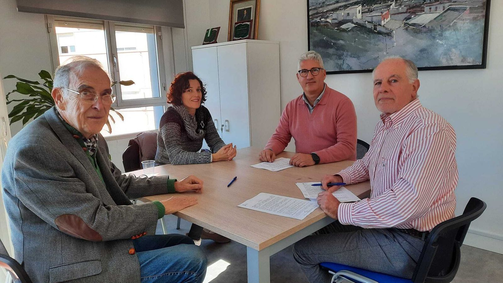 Ismael Torres, alcalde huercaleño, en la firma del convenio para la ampliación de la Biblioteca Municipal.