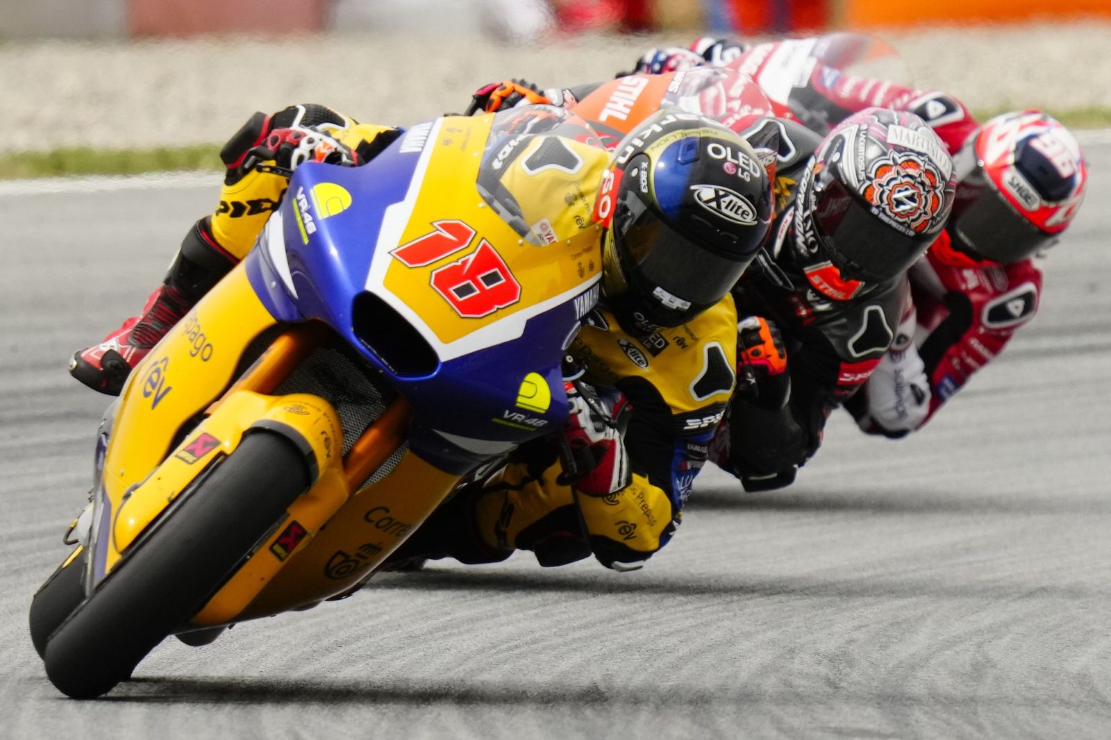 Las cariñosas fotos de Piqué, Clara Chía en el Mundial de Motos en Montmeló