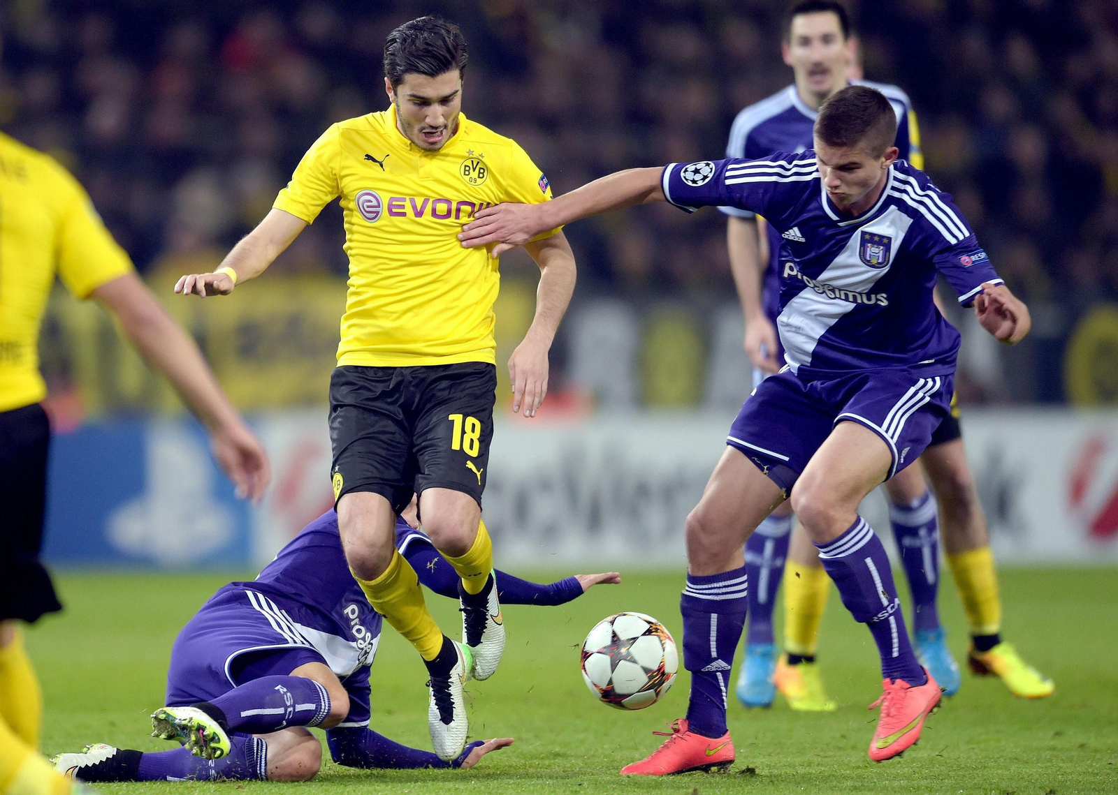 Leander Dendoncker intenta llevarse el balón ante Nuri Sahin.