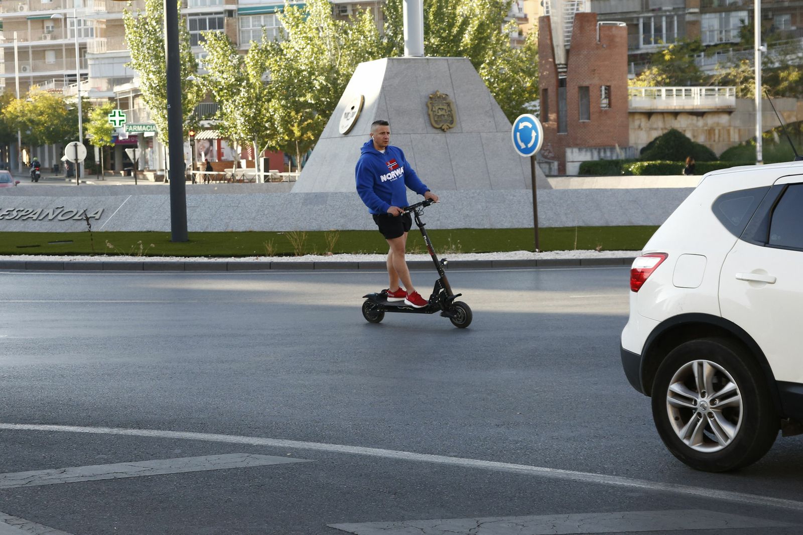 Un conductor de patinete eléctrico, por la calzada y sin casco, podría ahora ser sancionado