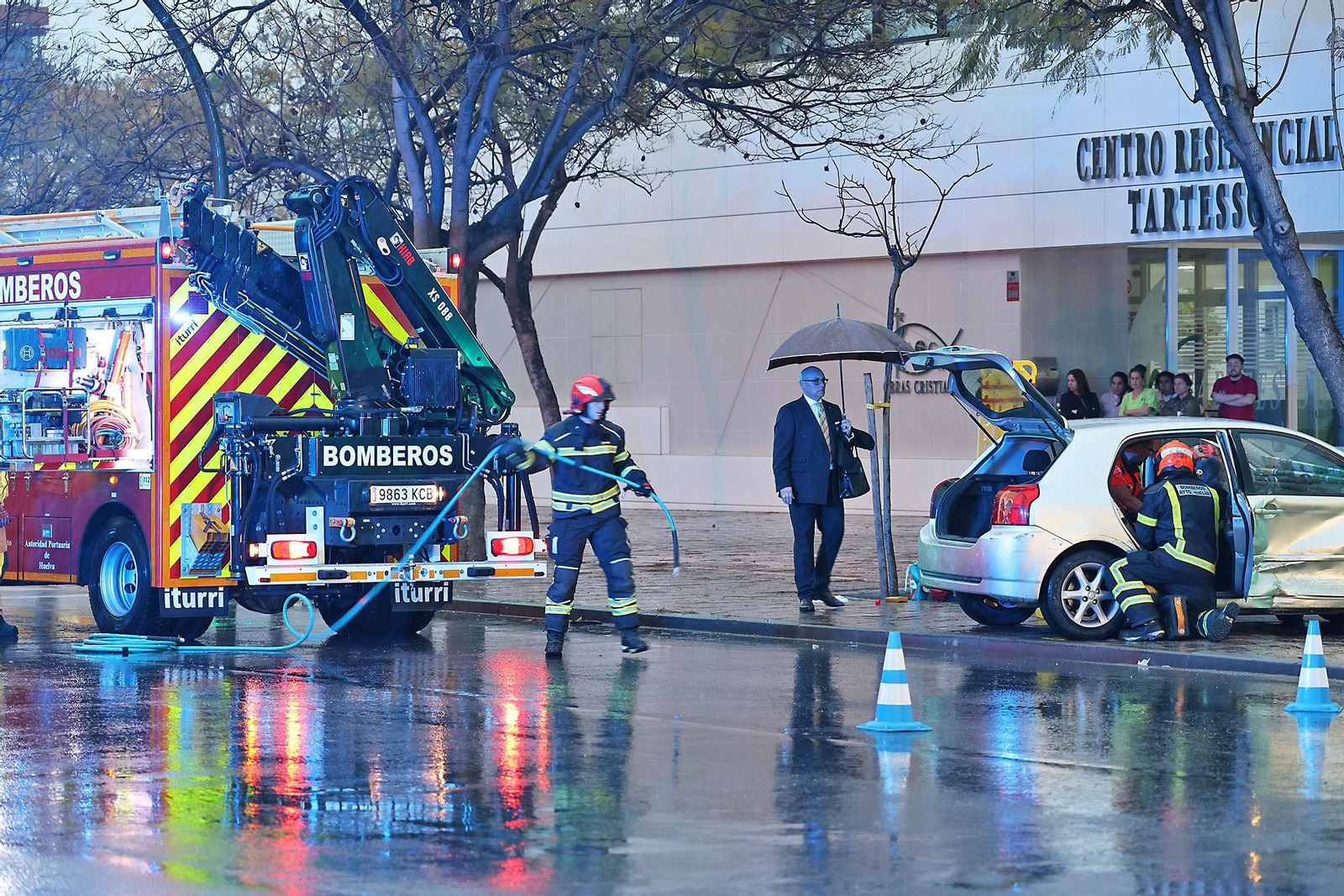 Las espectaculares imágenes del rescate de una persona en un accidente de tráfico en Huelva