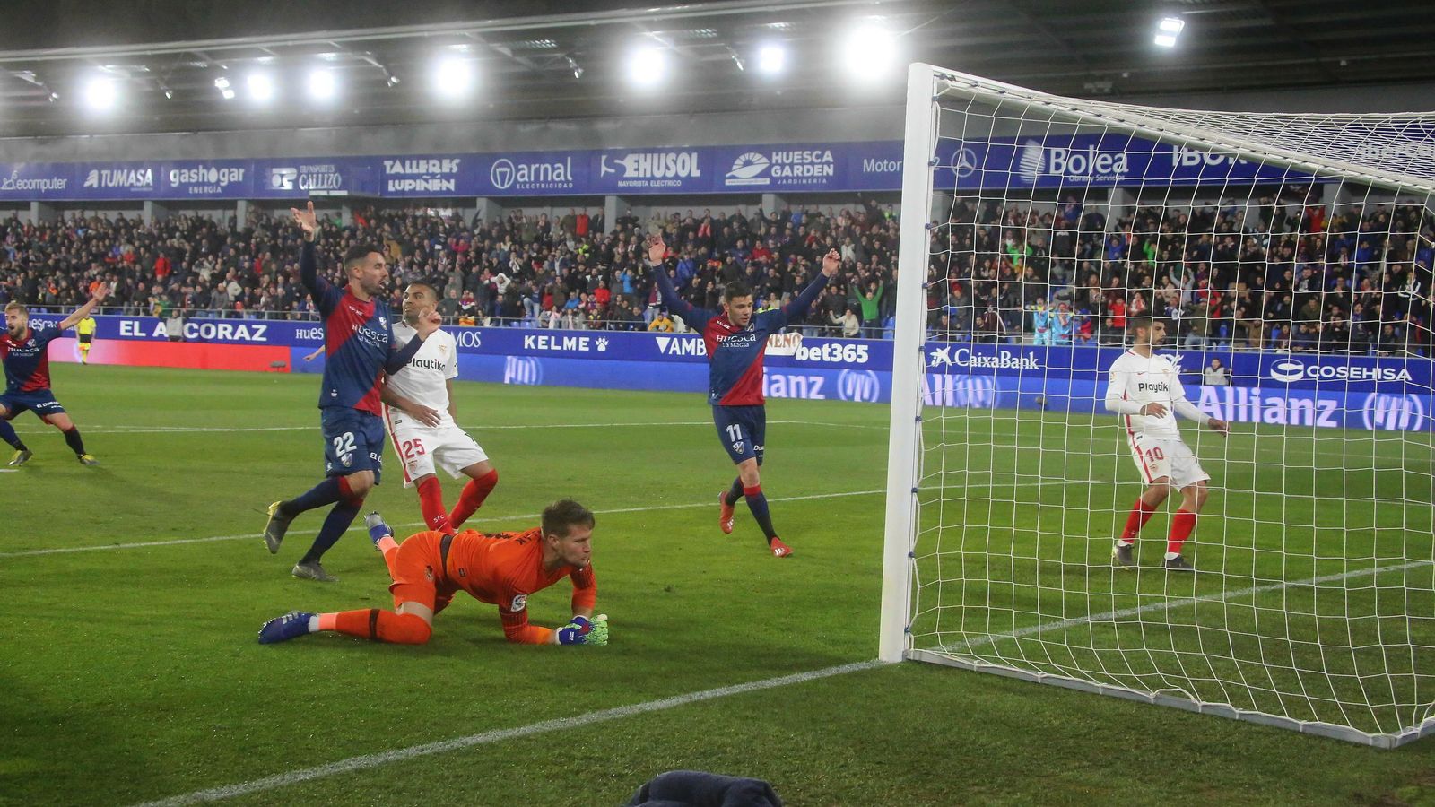 Vaclik, Mercado y Banega contemplan cómo entra el balón en el 2-1, minuto 98.