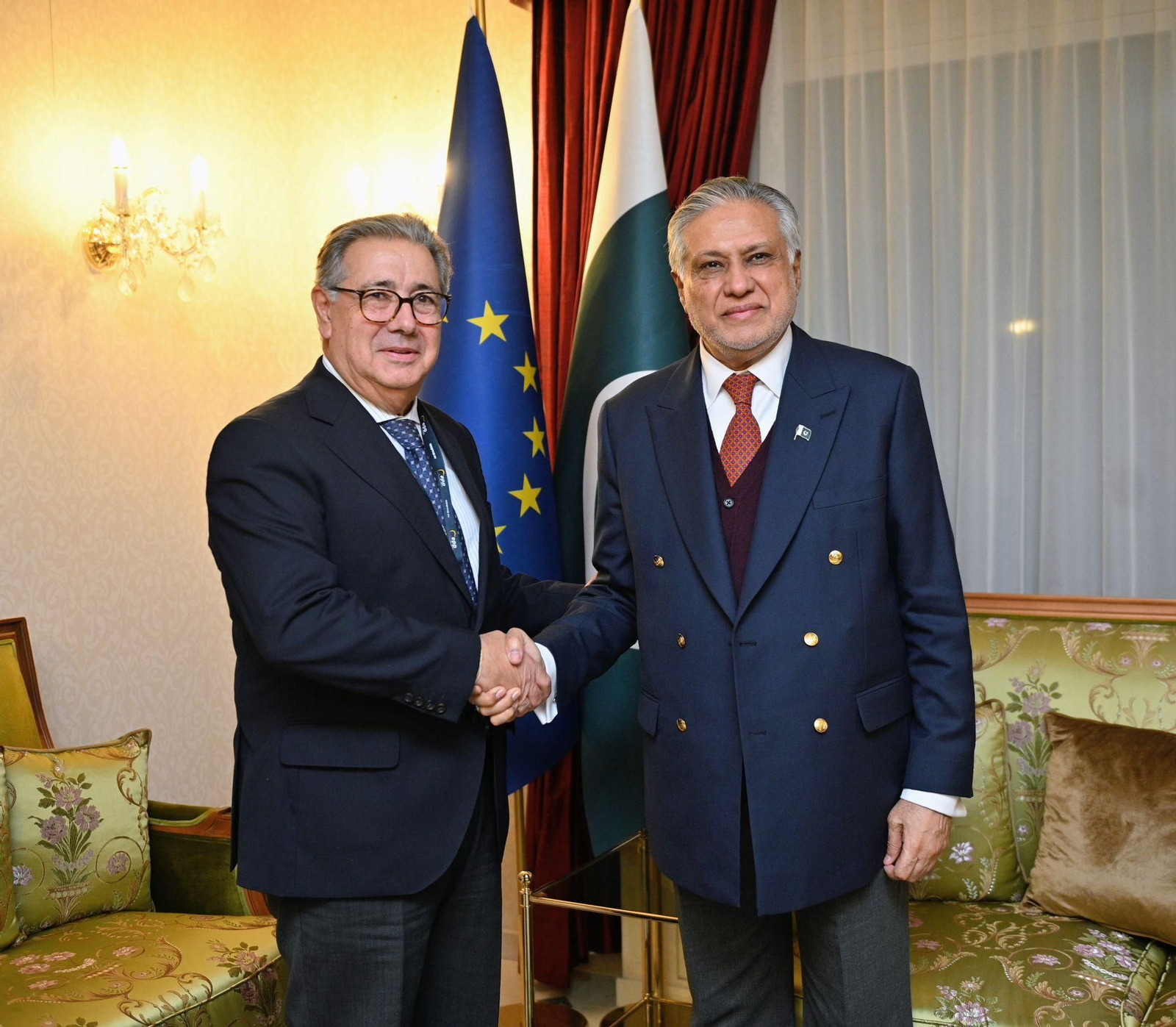 En la reunión, Zoido ha entregado un informe al embajador pakistaní