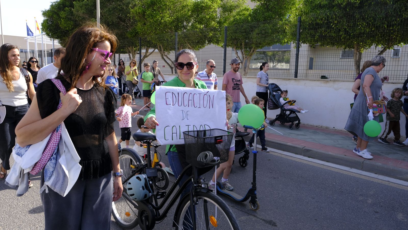Imágenes de la manifestación de padres de la Vega de Acá solicitando un colegio nuevo