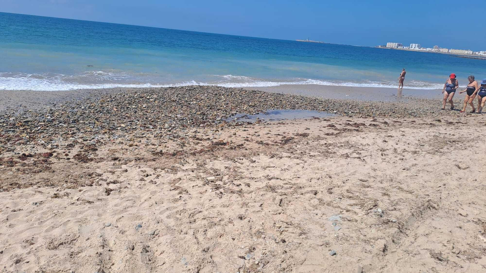 Así luce la playa Victoria llena de piedras