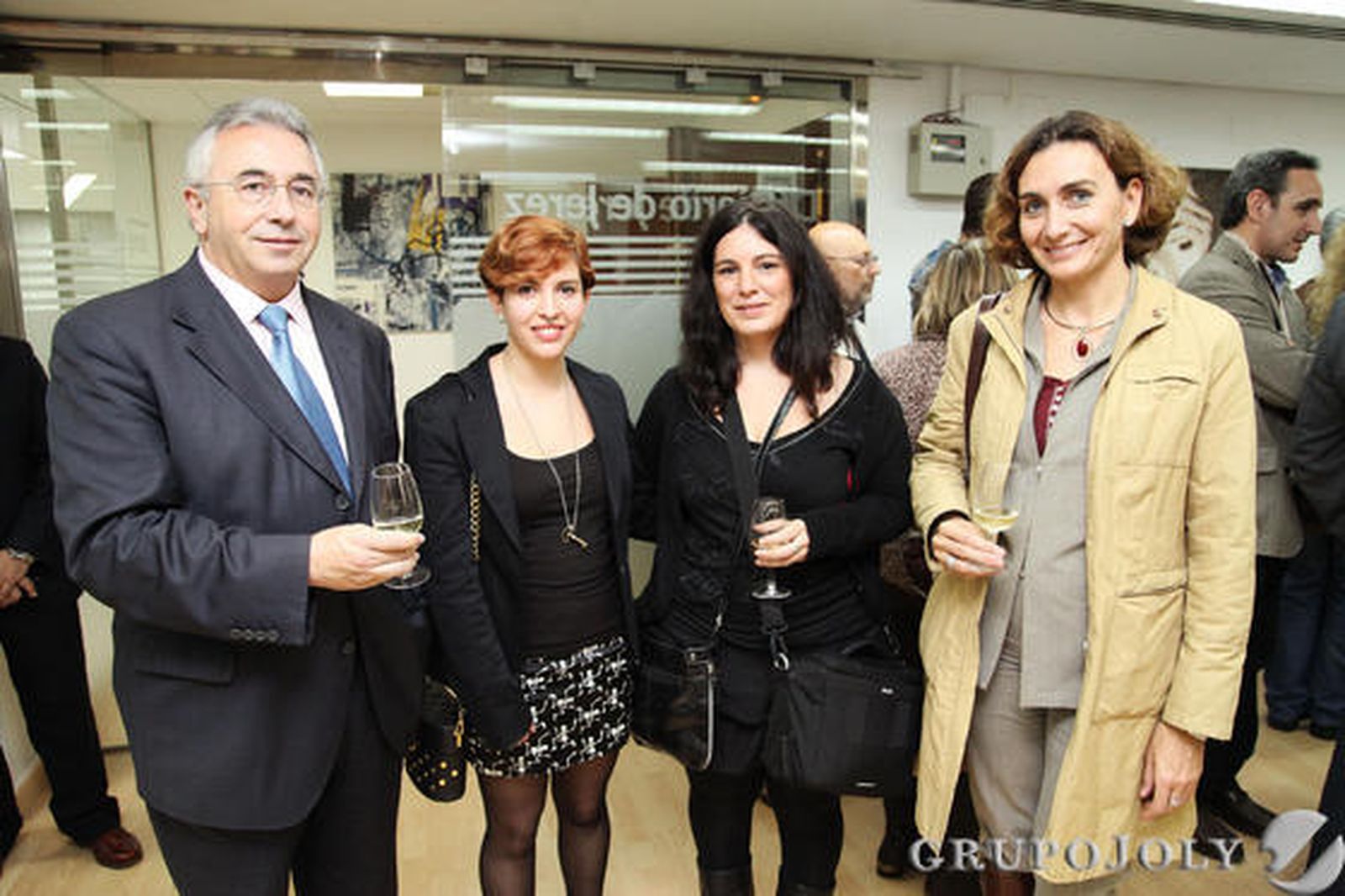 Miguel González Saucedo junto a Natalia Domínguez, la directora general de la CEC, Carmen Romero, y la artista Yolanda Relinque. 

Foto: Vanesa Lobo