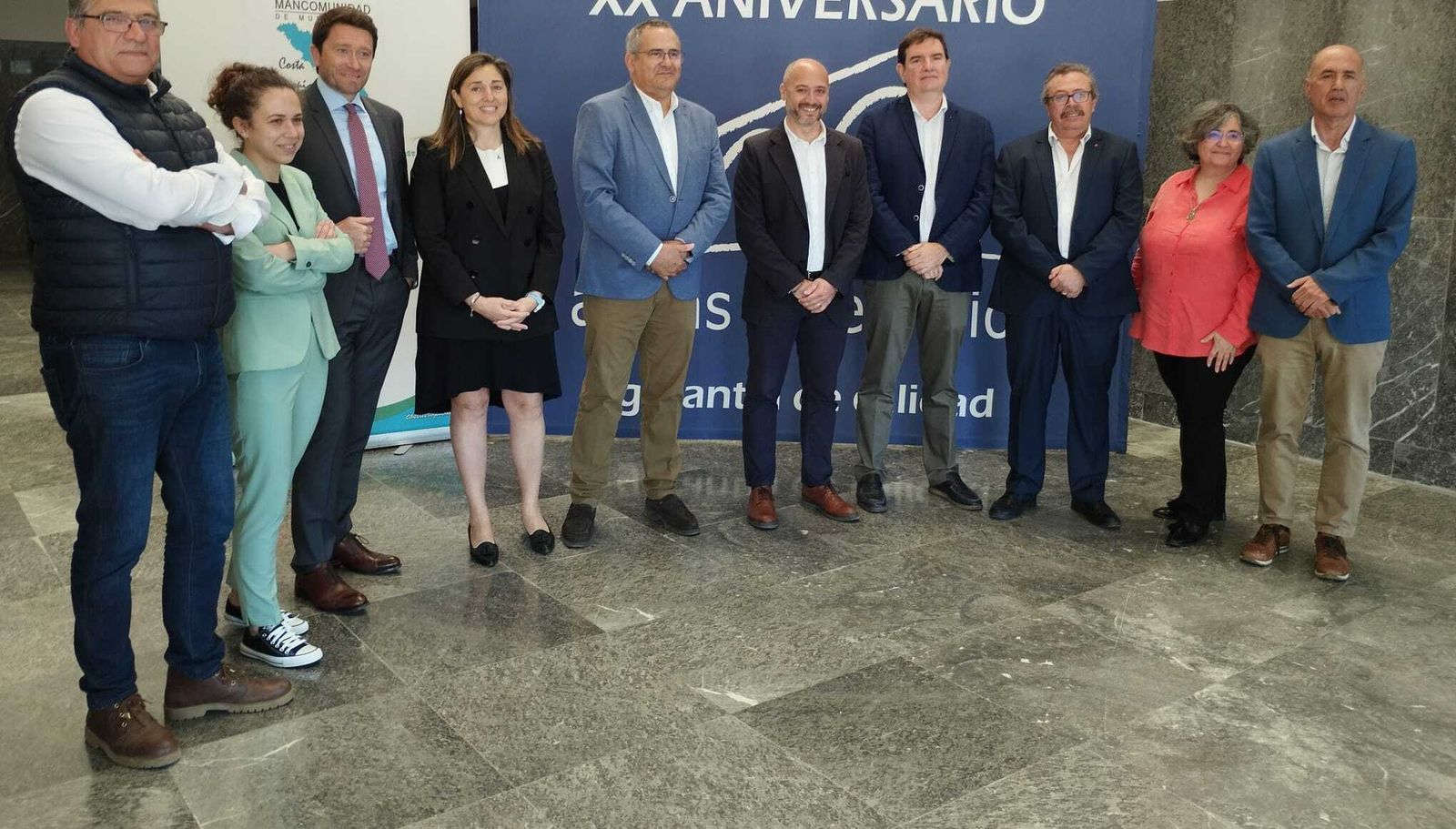 Los ponentes posando para una foto de familia al terminar el evento.