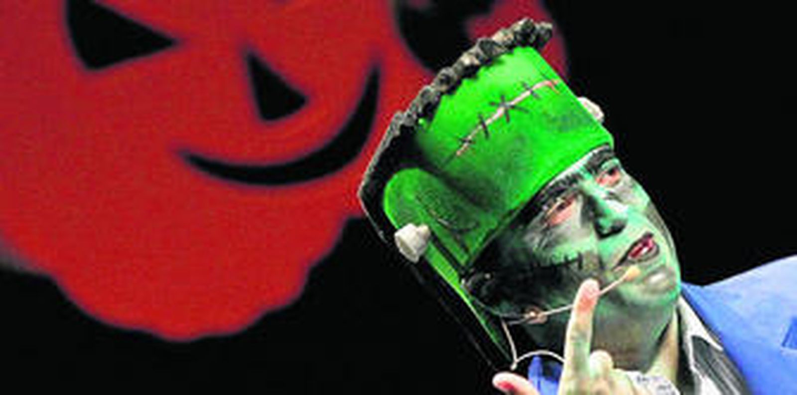 Un momento de la intervención del pregonero al más puro estilo 'Frankenstein', ayer, en el Villamarta.