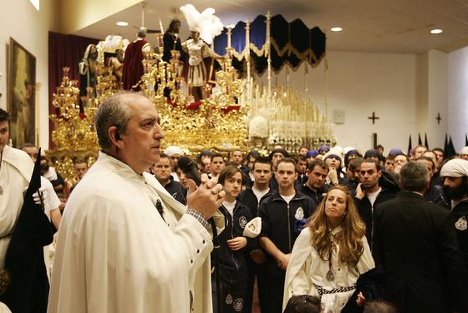 Los titulares de la Estrella, en el interior de la parroquia de San Fernando. / Óscar Barrionuevo