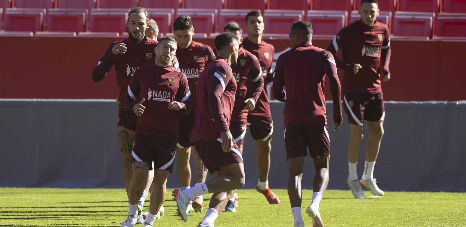 Los jugadores del Sevilla FC se ejercitan durante un entrenamiento.
