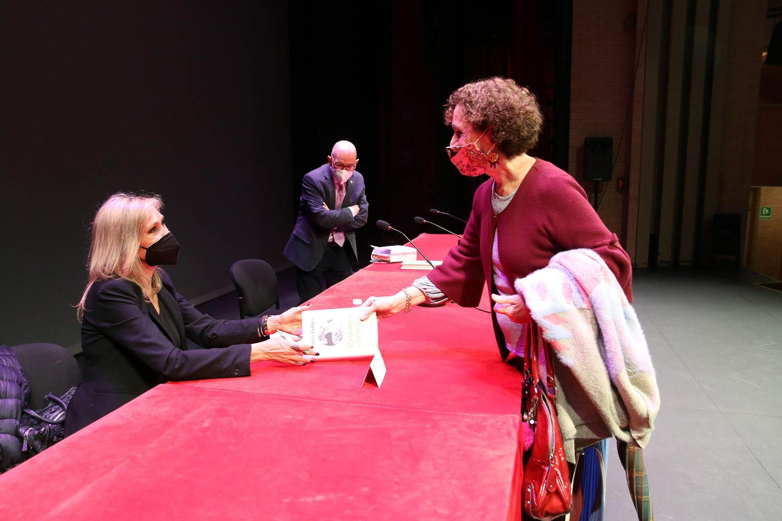 Fotogalería Diario de los Libros, con Marta Robles y su obra 'Pasiones carnales'