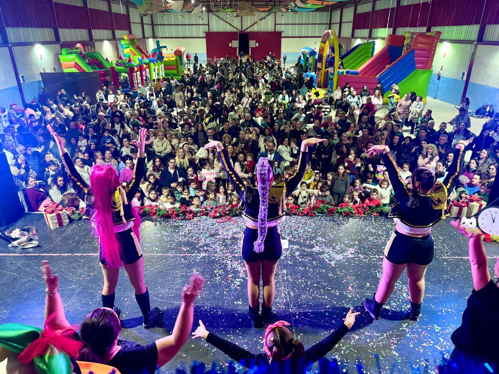 El Ayuntamiento hueteño ha celebrado esta enorme fiesta en el pabellón multiusos del recinto ferial.