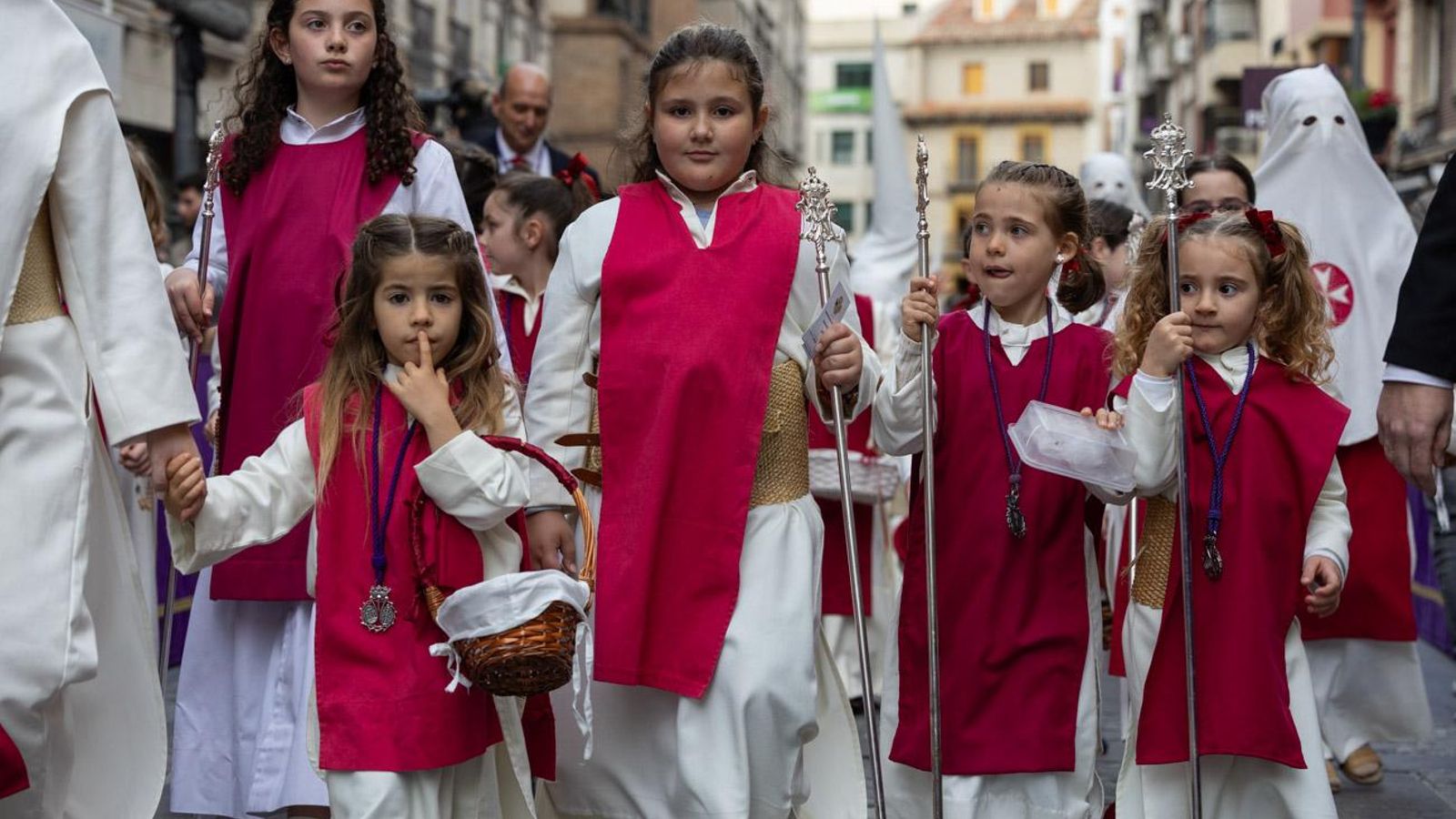 Los cofrades se rinden ante los grandes pasos de misterio del Lunes Santo