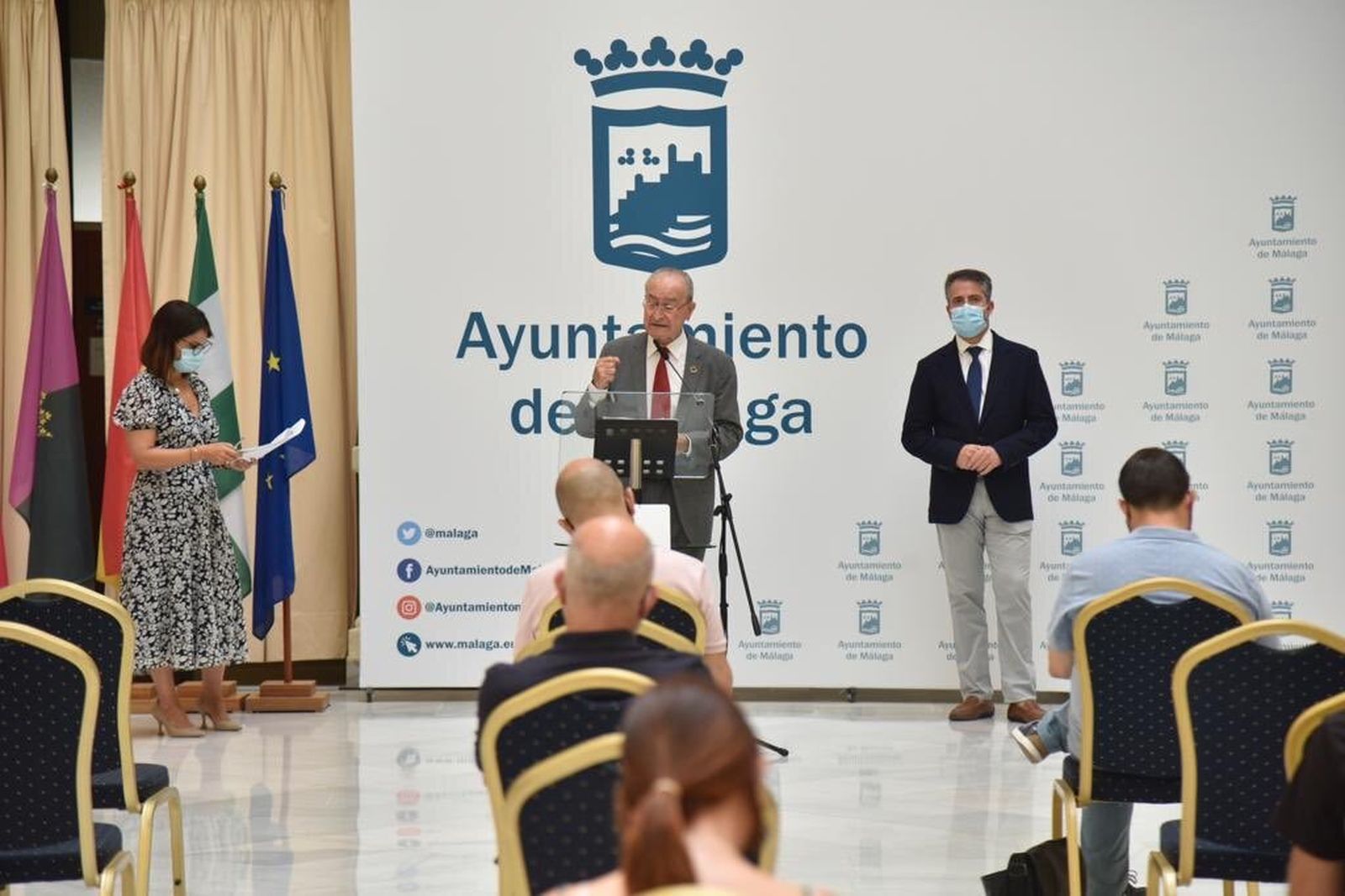 El alcalde, junto a Susana Carillo y Carlos Conde, esta mañana en el Ayuntamiento de Málaga.