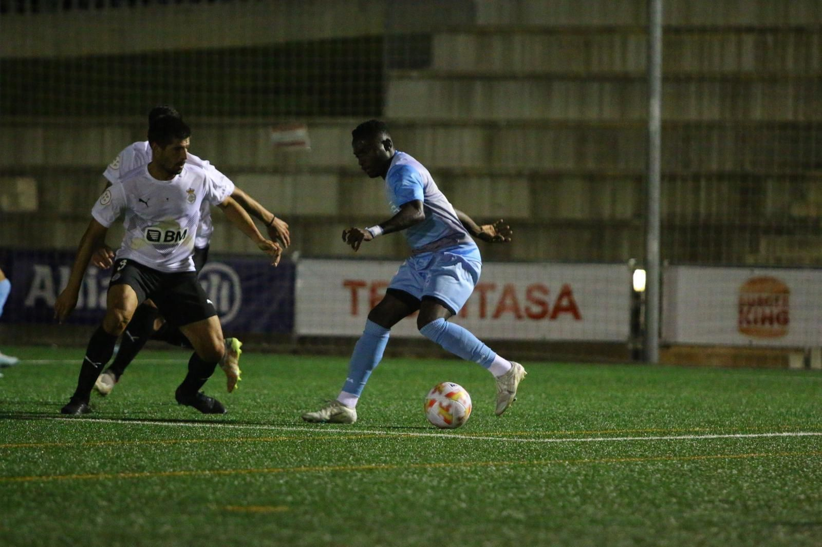 Alhassan Koroma conduce el balón durante el Balona-Real Unión
