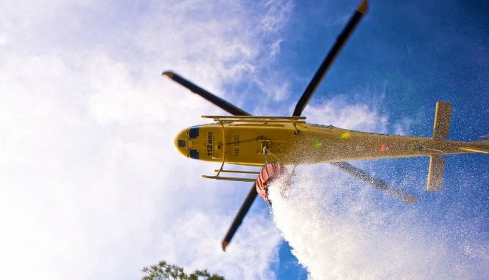 Un helicóptero de extinción de incendios, durante un servicio.