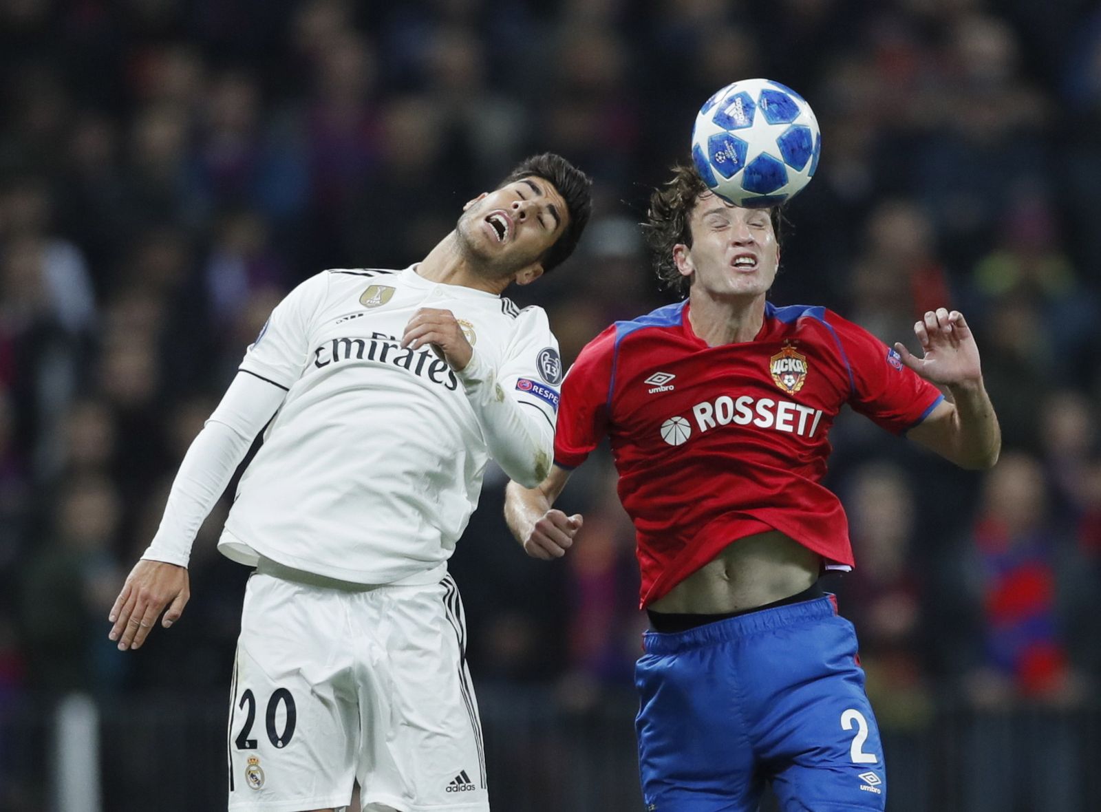 Asensio pelea un balón aéreo.