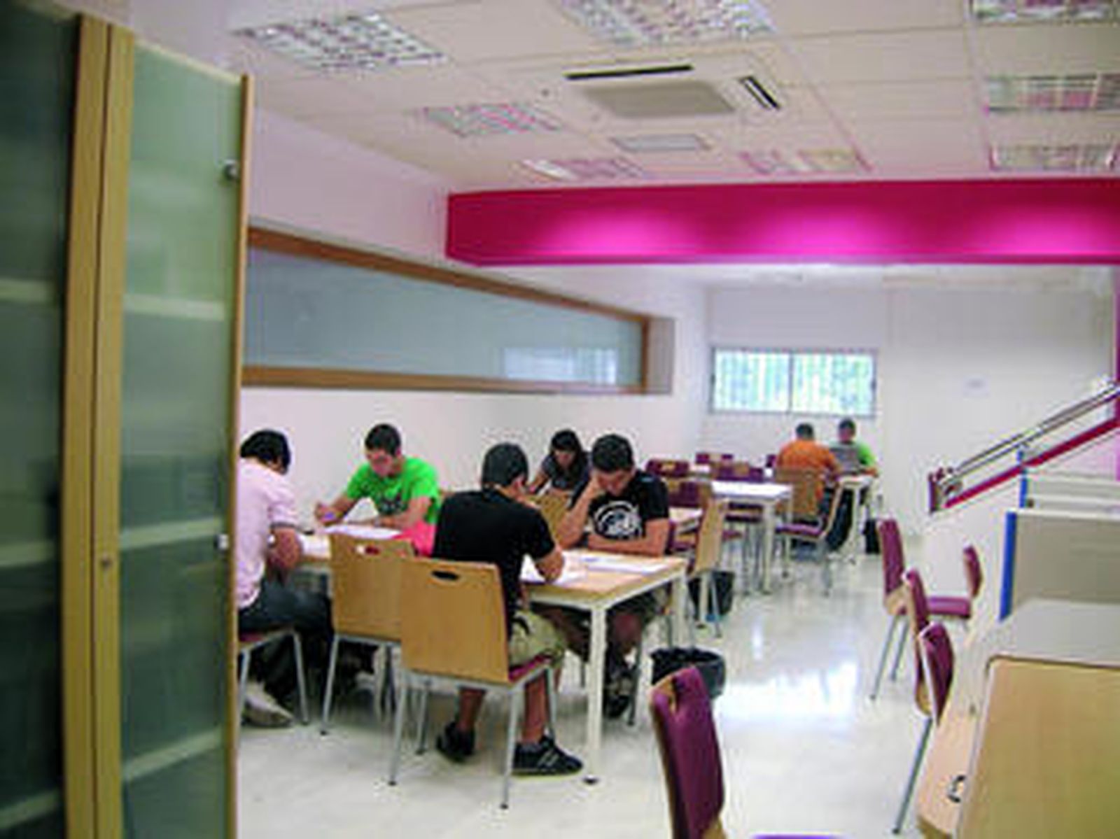 Un grupo de universitarios estudian en el nuevo espacio de la biblioteca de Empresariales.