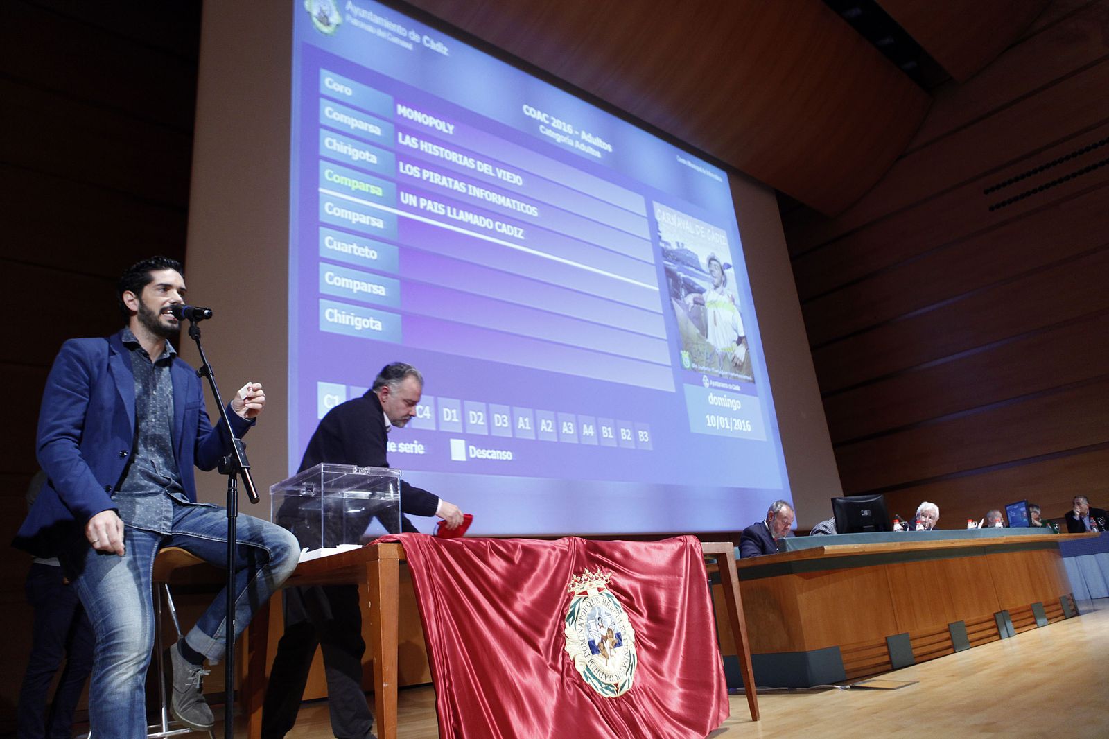 El sorteo del orden de actuación para el COAC 2016 celebrado en el Palacio de Congresos.