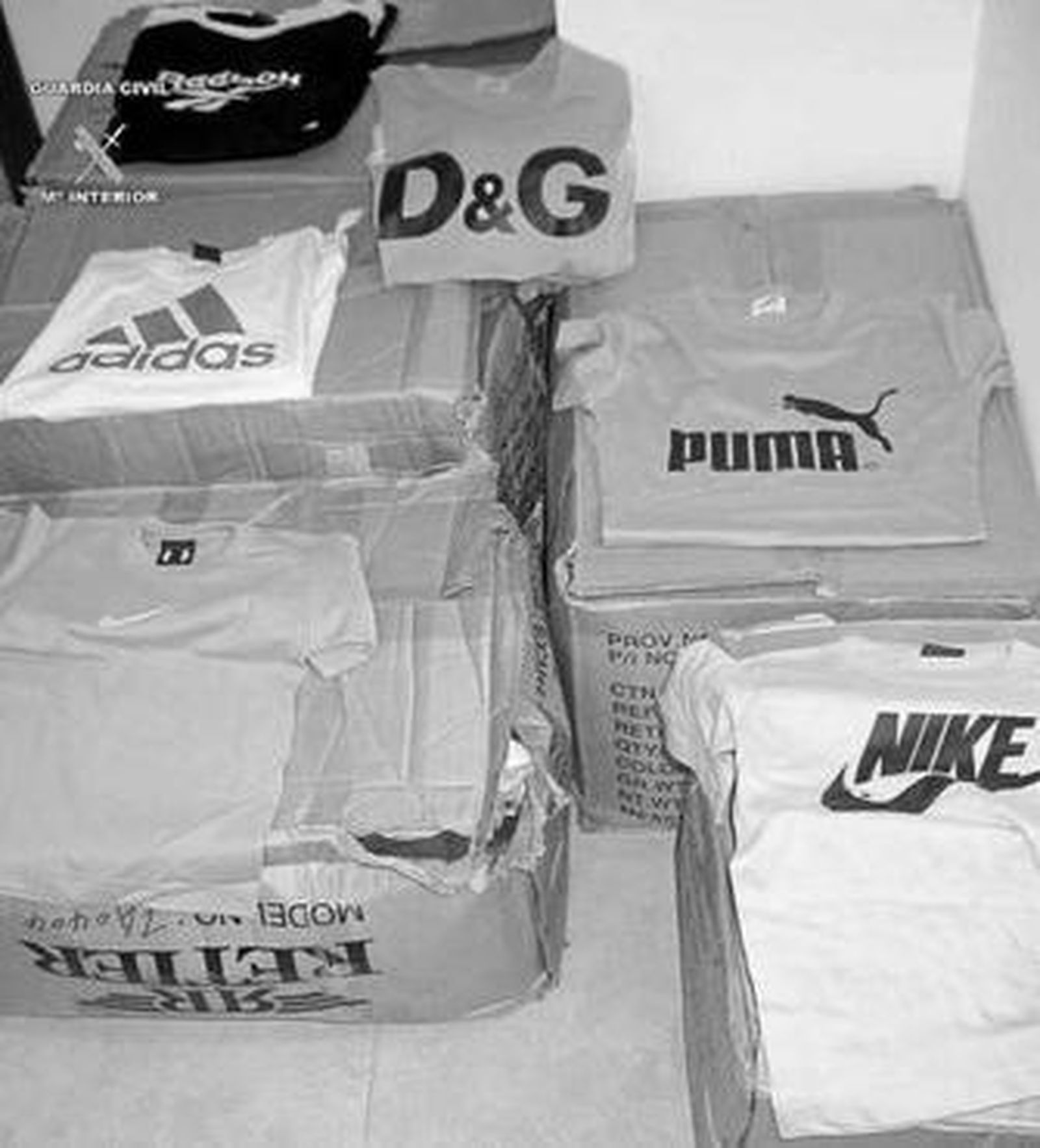 Algunas de las prendas falsificadas intervenidas por la Guardia Civil.