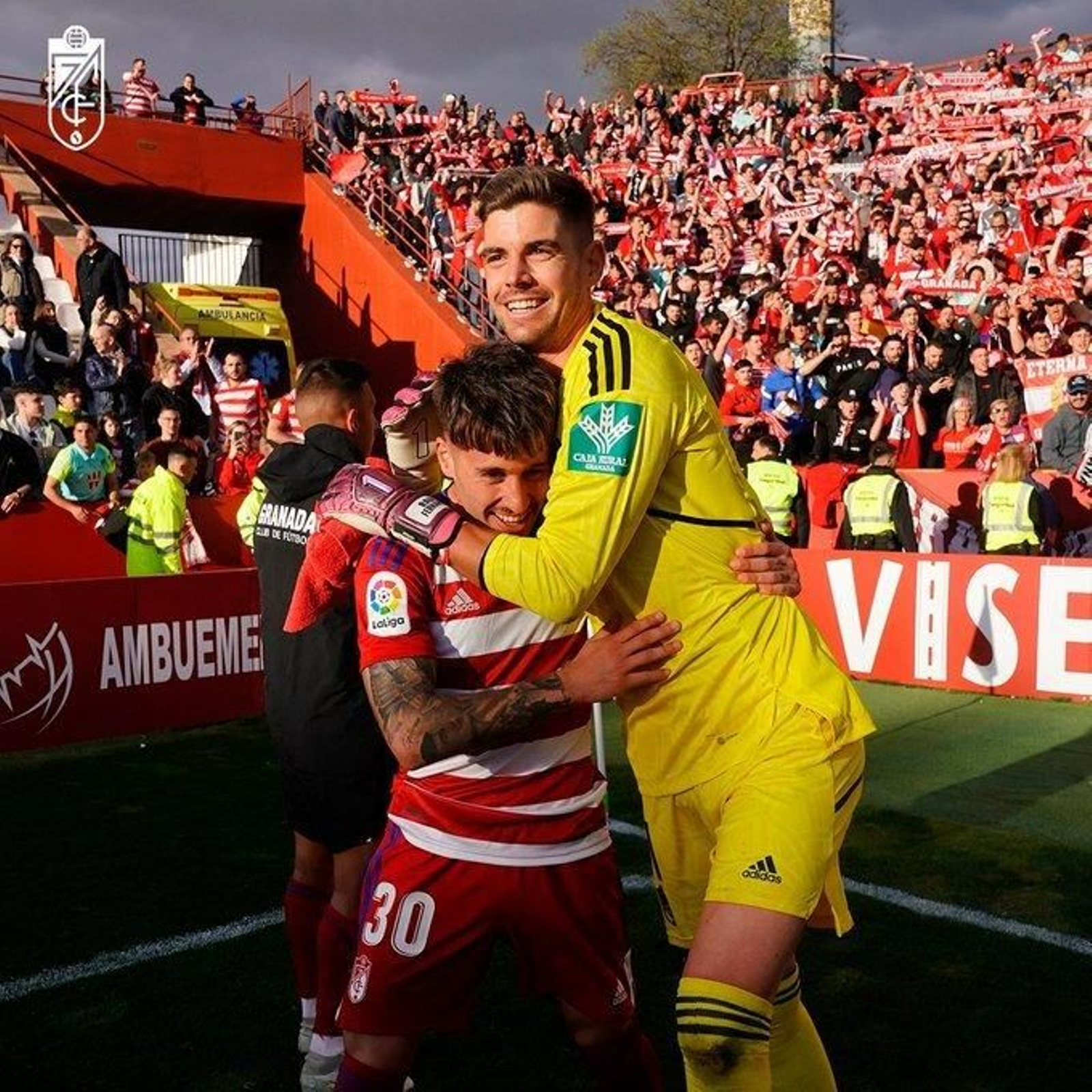 Ricard es abrazado por Raúl Fernández en Albacete.