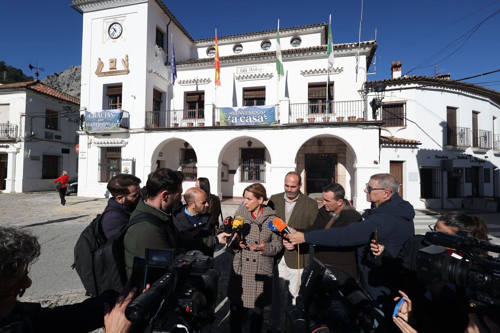 Almudena Martínez, este martes en Grazalema, donde estuvo junto a su alcalde.