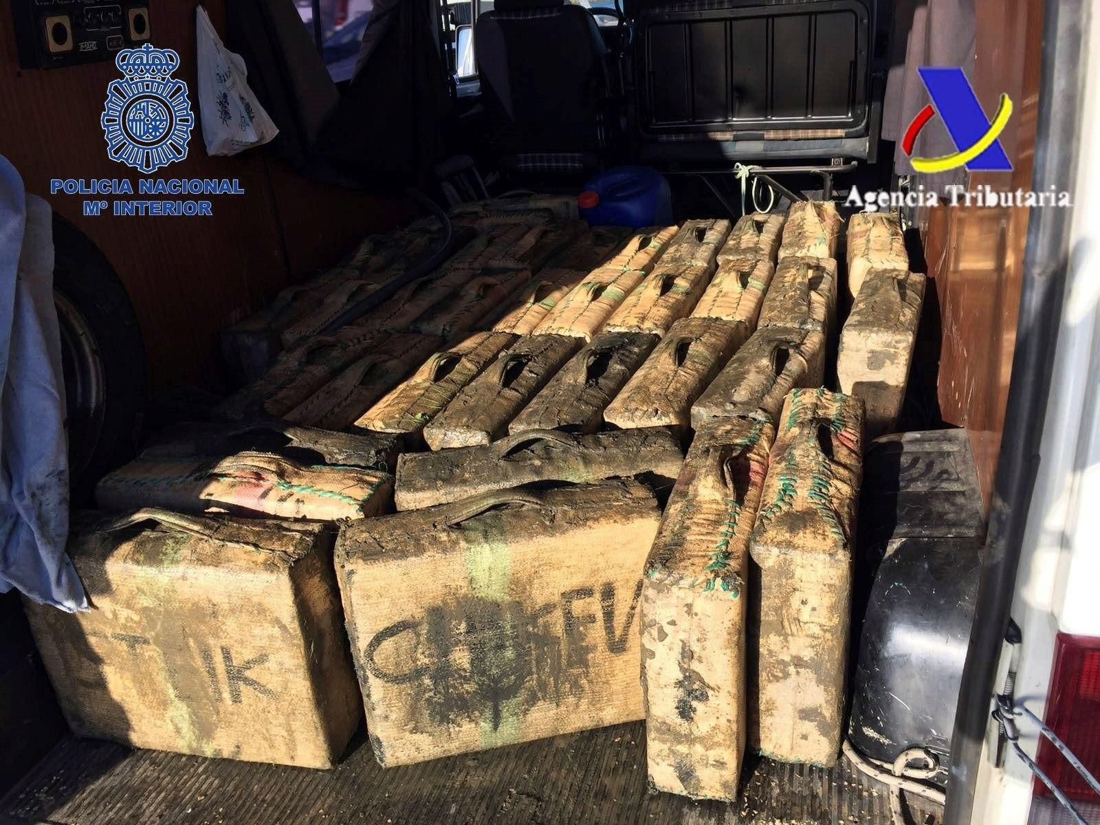 Imagen de archivo de un alijo de hachís intervenido a unos narcotraficantes.