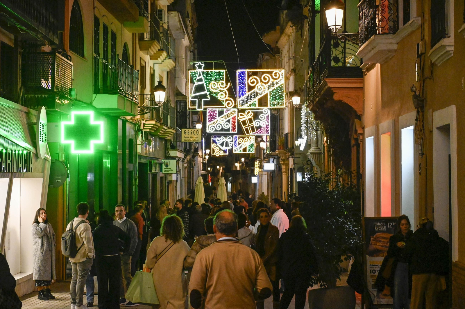 Imágenes de la nevada y alumbrado navideño en Huelva