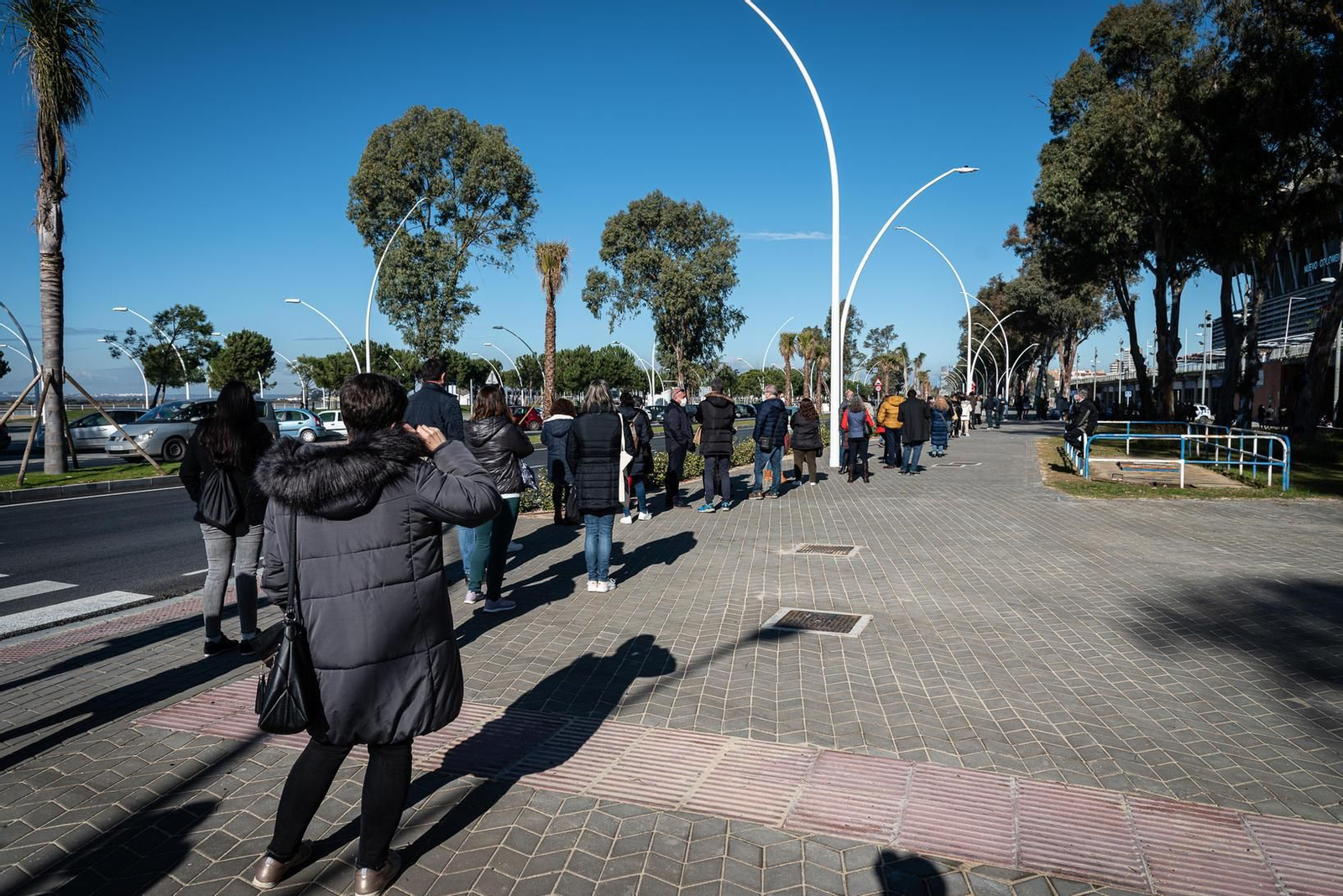 Colas de trabajadores de centros educativos en el entorno del Nuevo Colombino el 4 de enero.