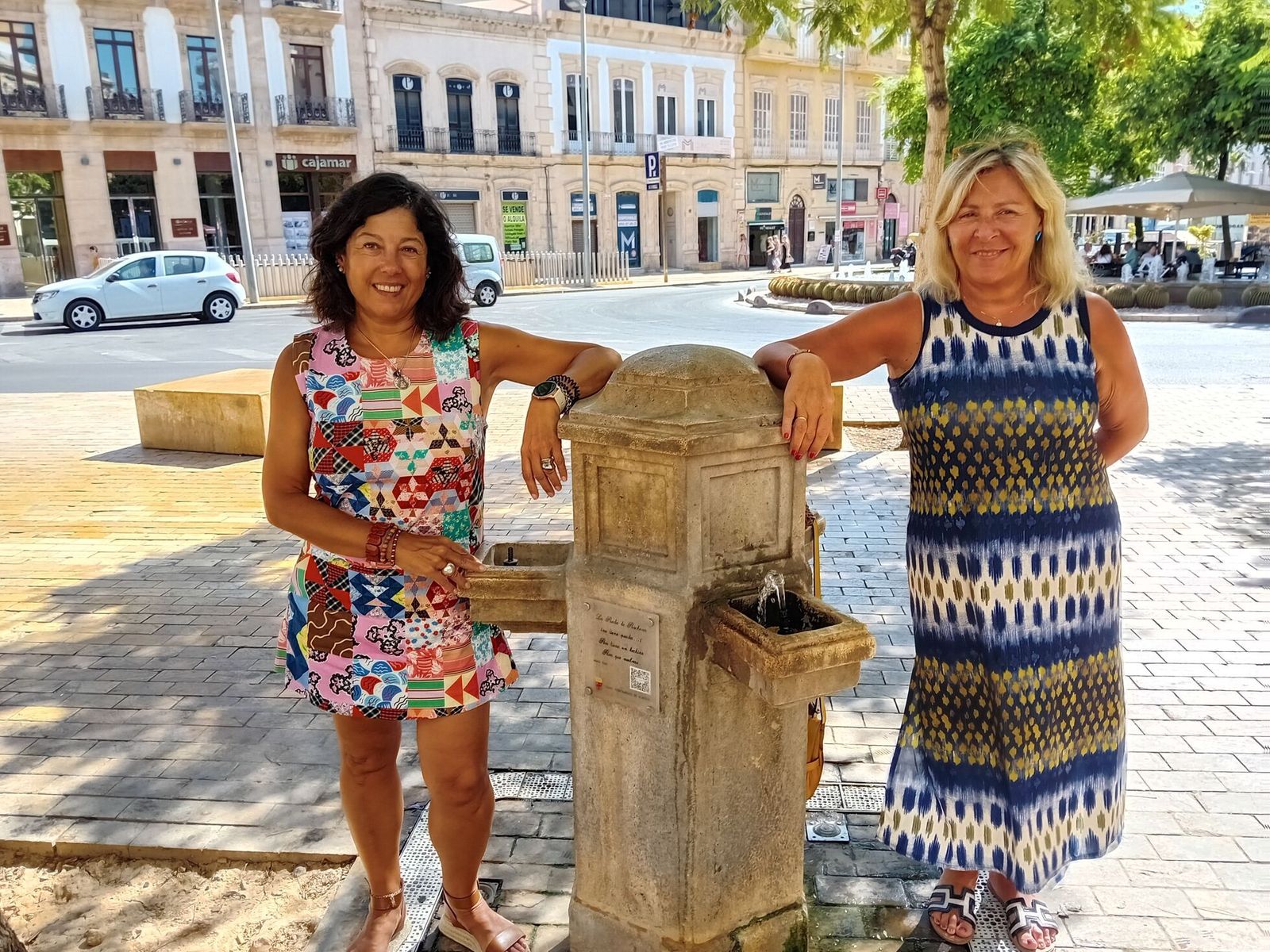 Isabel Ortega y Mª José López bebieron agua del ‘cañillo’. Asegura la tradición que ‘volverán a Almería’... otra vez más.