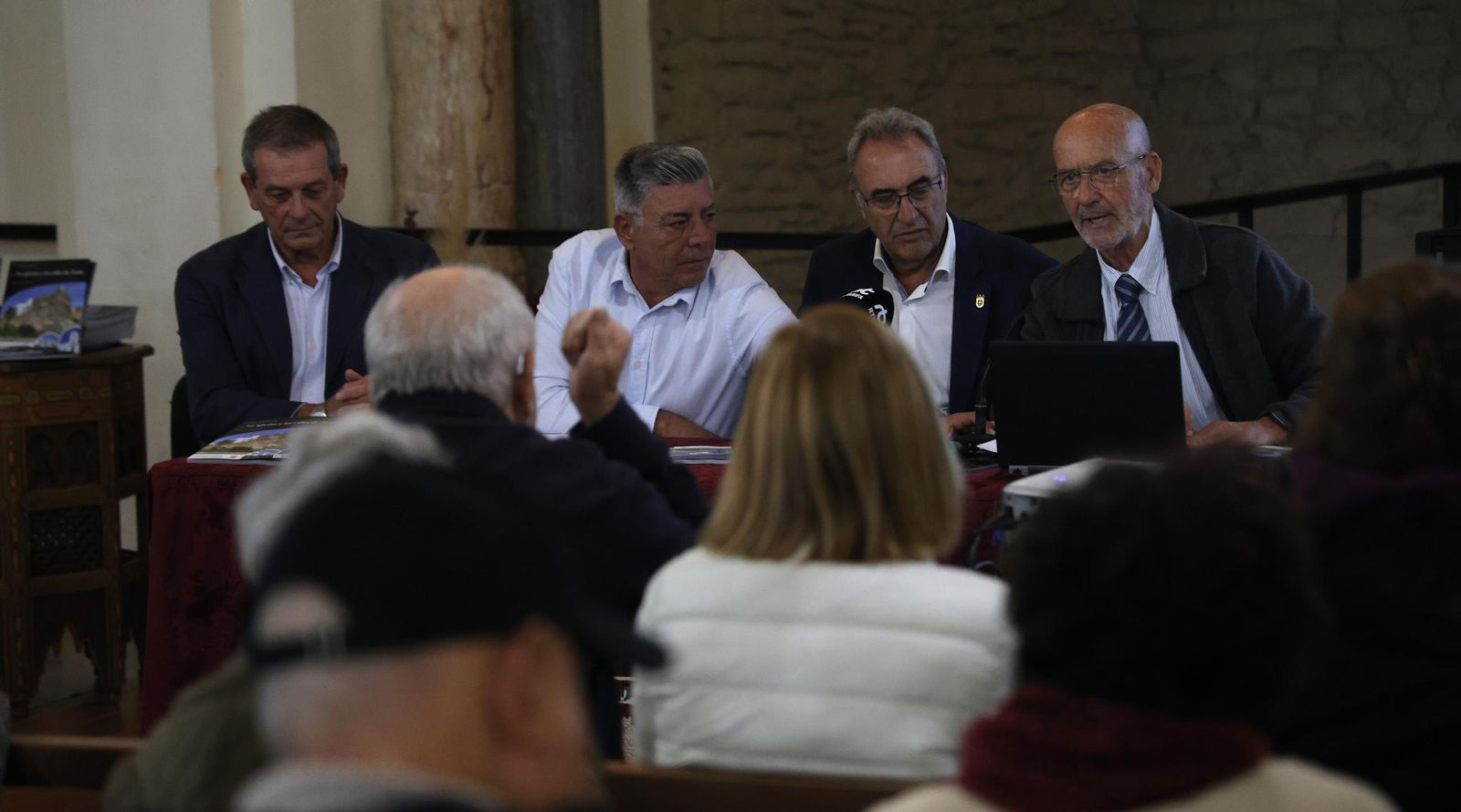 Fotos de la presentación de la guía de patrimonio de Tarifa de Andrés Sarria