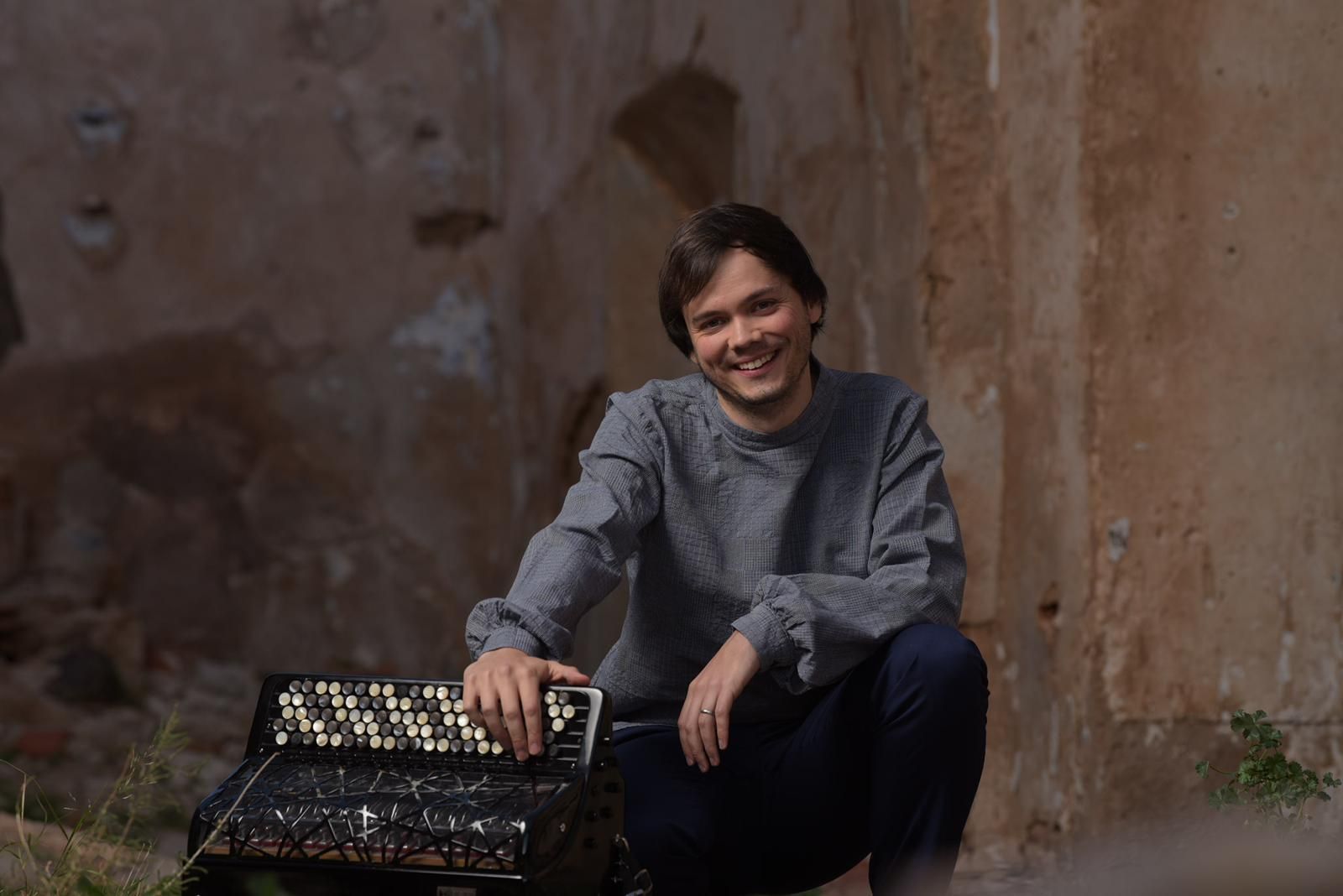 Ander Tellería (San Sebastián, 1988) con su acordeón mesotónico