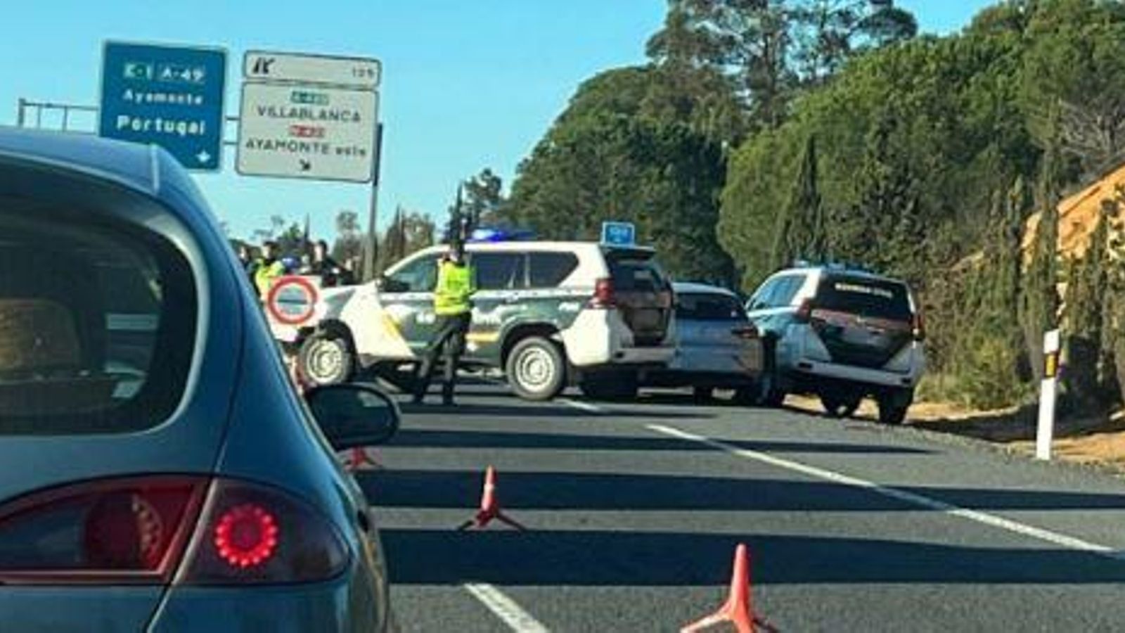Vehículos de la Guardia Civil en la A-49. Vehículos de la Guardia Civil en la A-49.