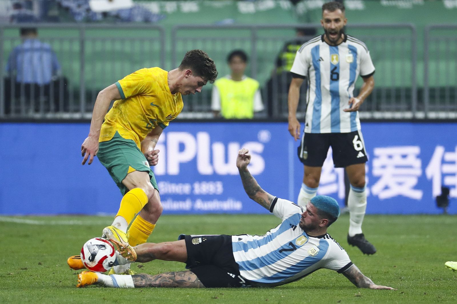 De Paul entra a Oneill en presencia de Pezzella.