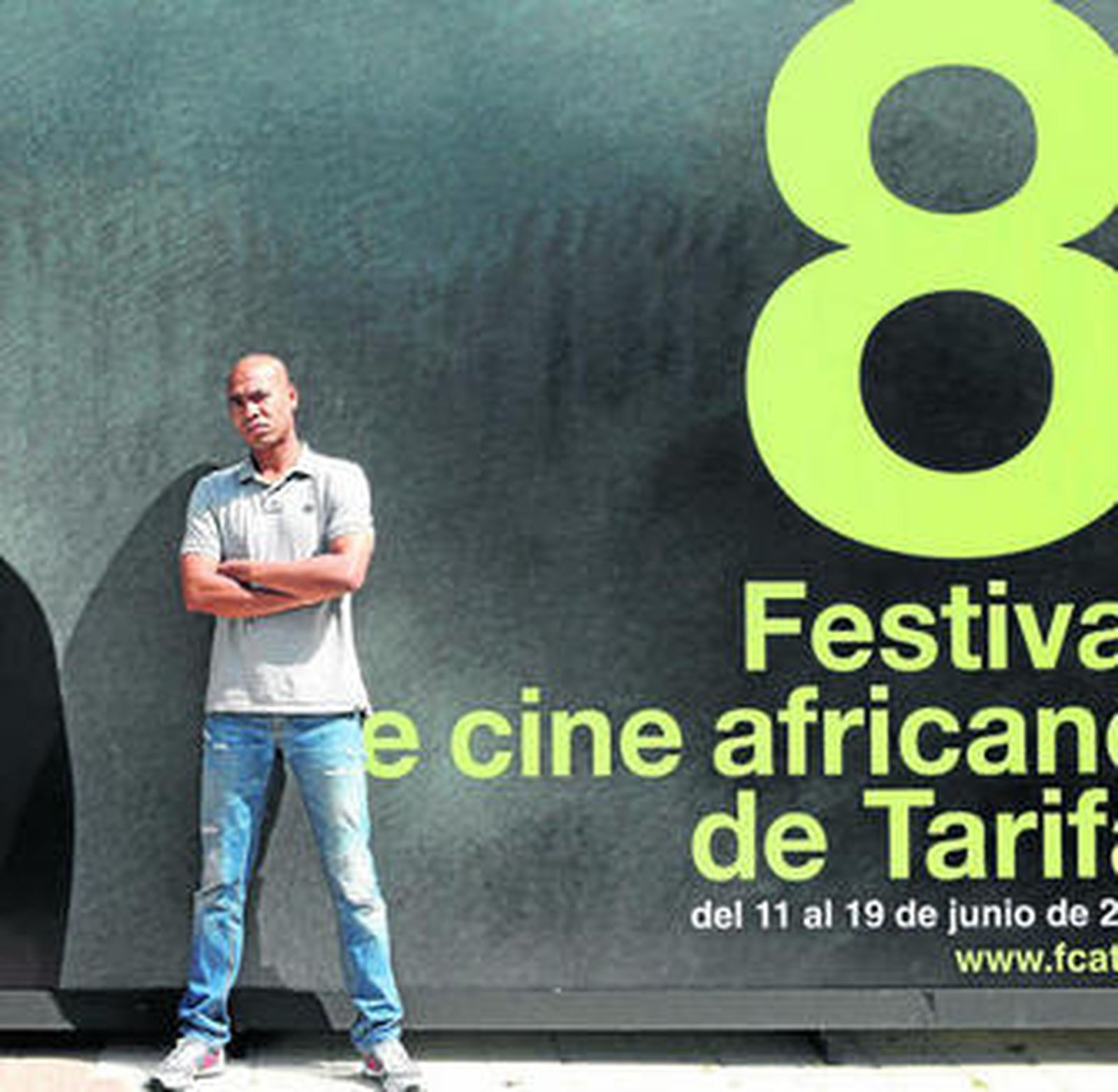 Santiago Zannou, ante el cartel del Festival de Cine Africano de Tarifa.