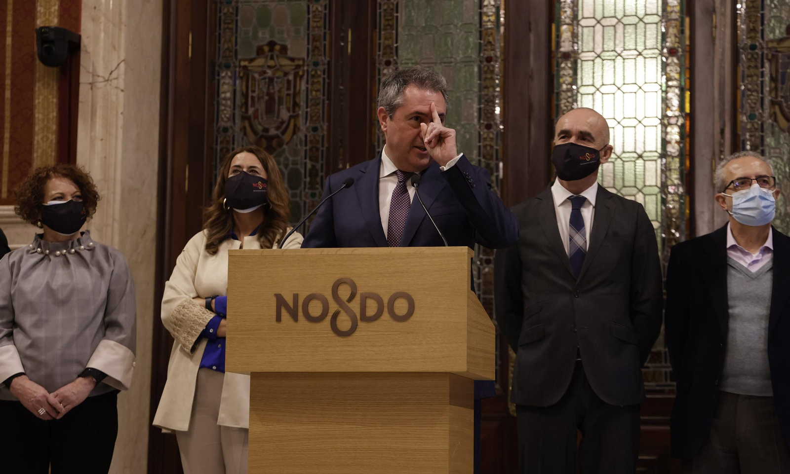 Espadas anuncia su renuncia