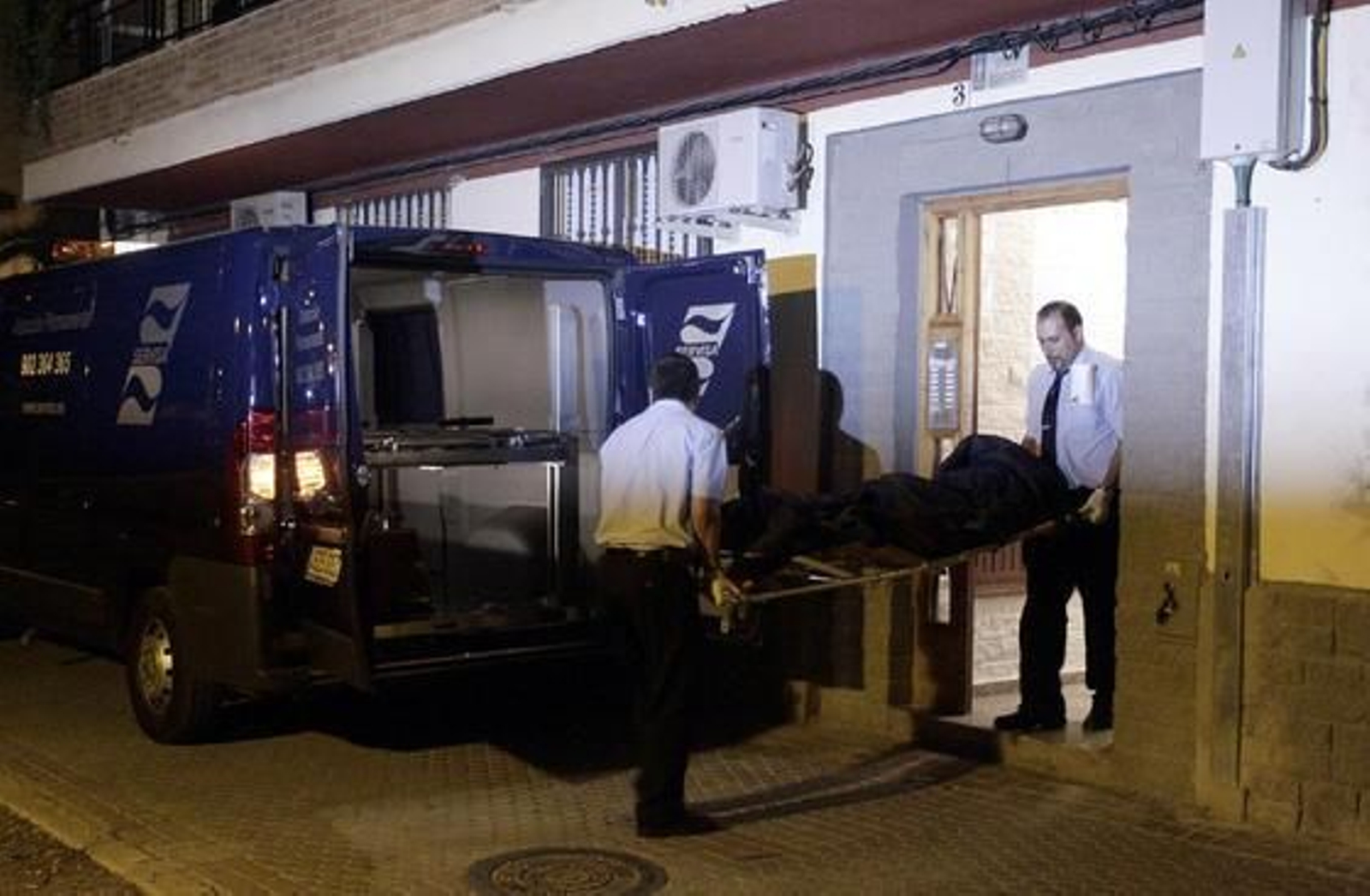 El cuerpo sin vida de la anciana abandona el lugar de los hechos.

Foto: Antonio Pizarro