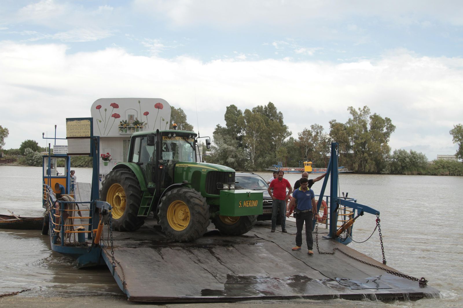 Hermandades cruzando el río Guadalquivir por Coria, en imágenes