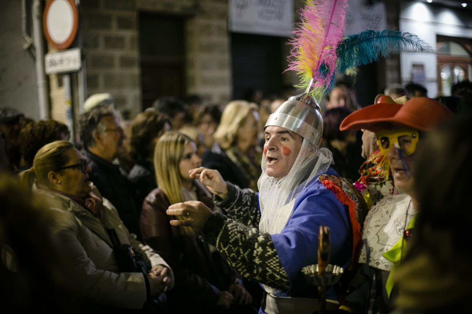La antología de Paco Rosado cantando cerca de la muralla del Pópulo.