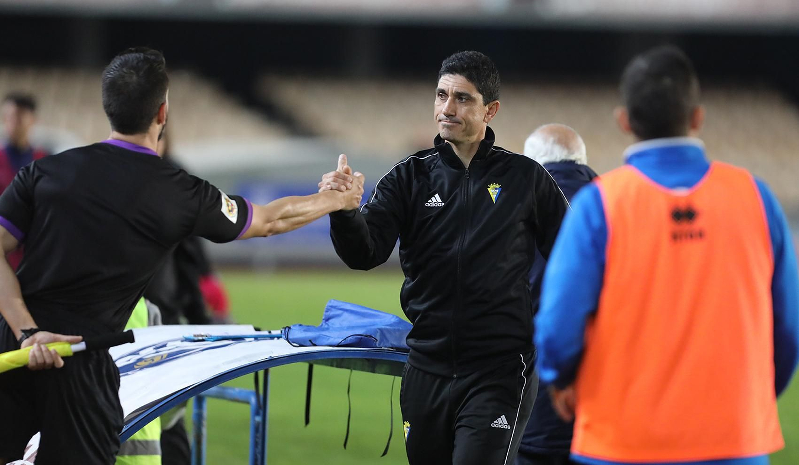 Juanma Pavón, técnico del filial, saluda a un árbitro asistente al concluir un encuentro.