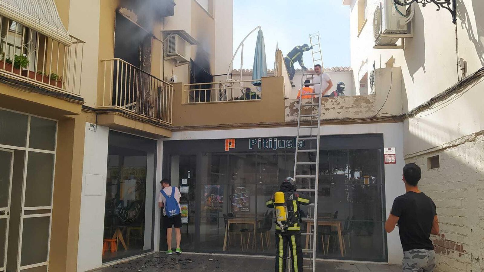 Incendio en Pasaje Recoletos de Baena.