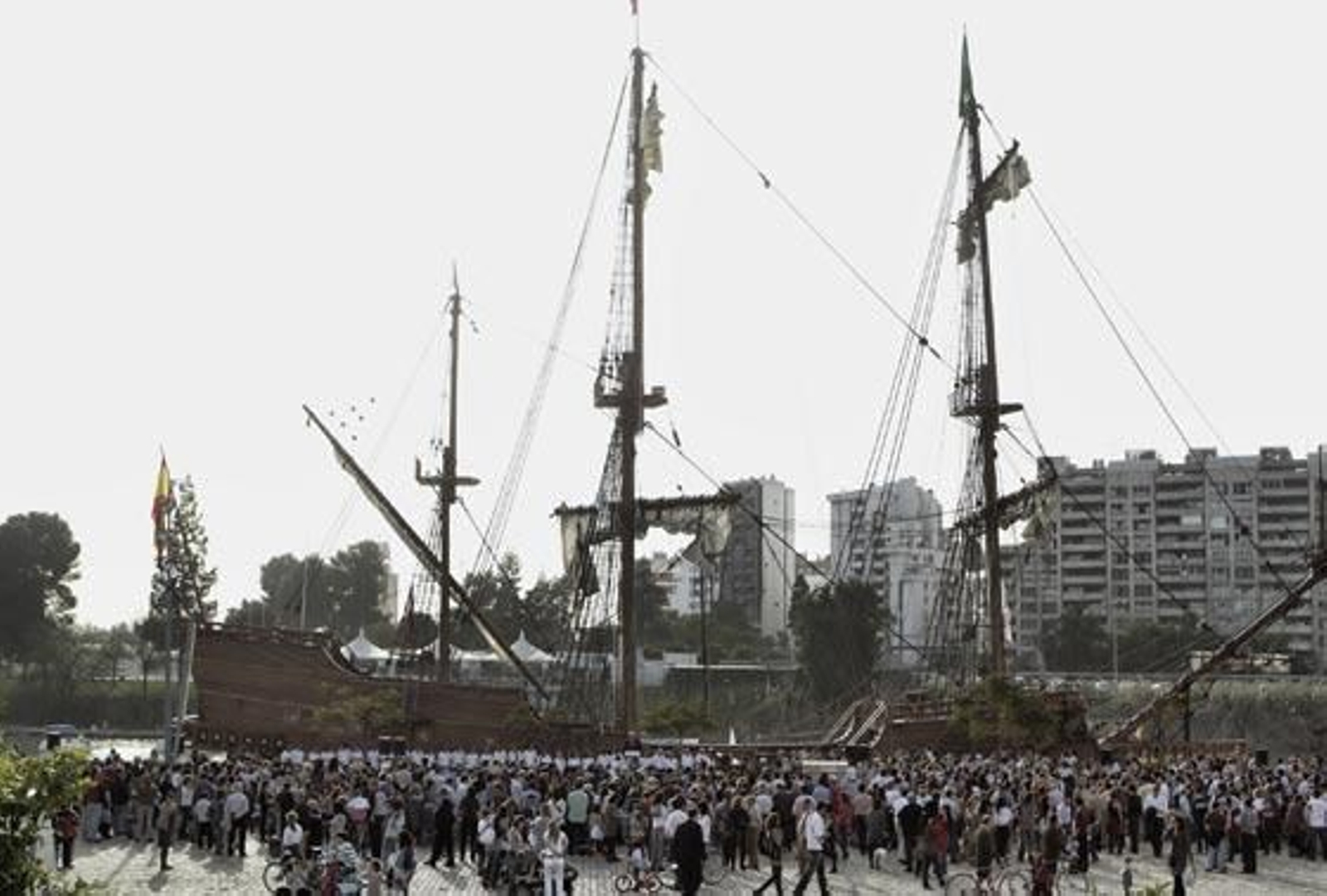 Cientos de ciudadanos no quisieron perderse la marcha del galeón rumbo a Shangai.

Foto: Antonio Pizarro