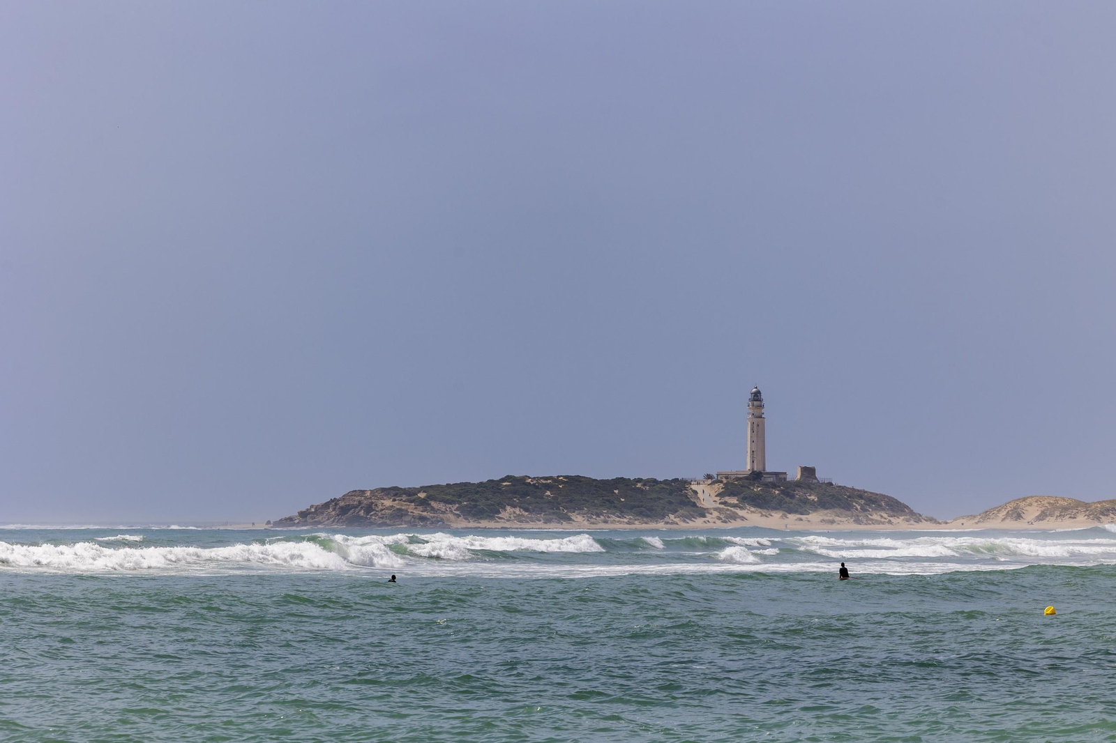 Las imágenes de la playa de los Caños tras el fuerte oleaje