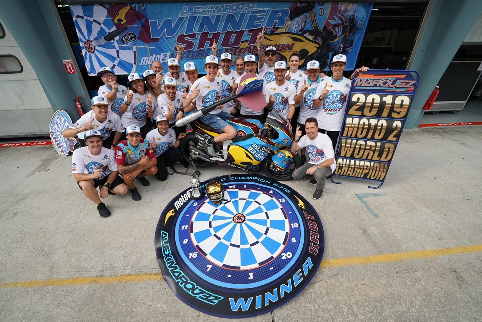 La celebración del título mundial de Moto2 de Álex Márquez