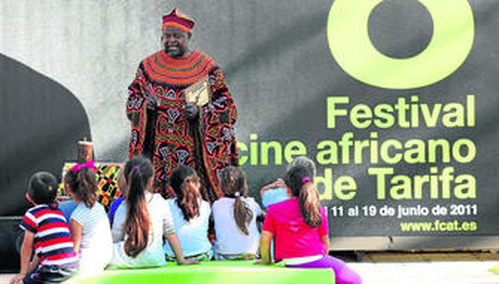 Unos niños escuchan un cuentacuentos en la última edición del festival.