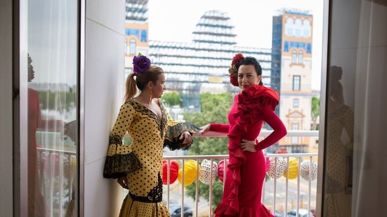 Miles de sevillanas no dejaron de vestirse de flamenca en la Feria del confinamiento